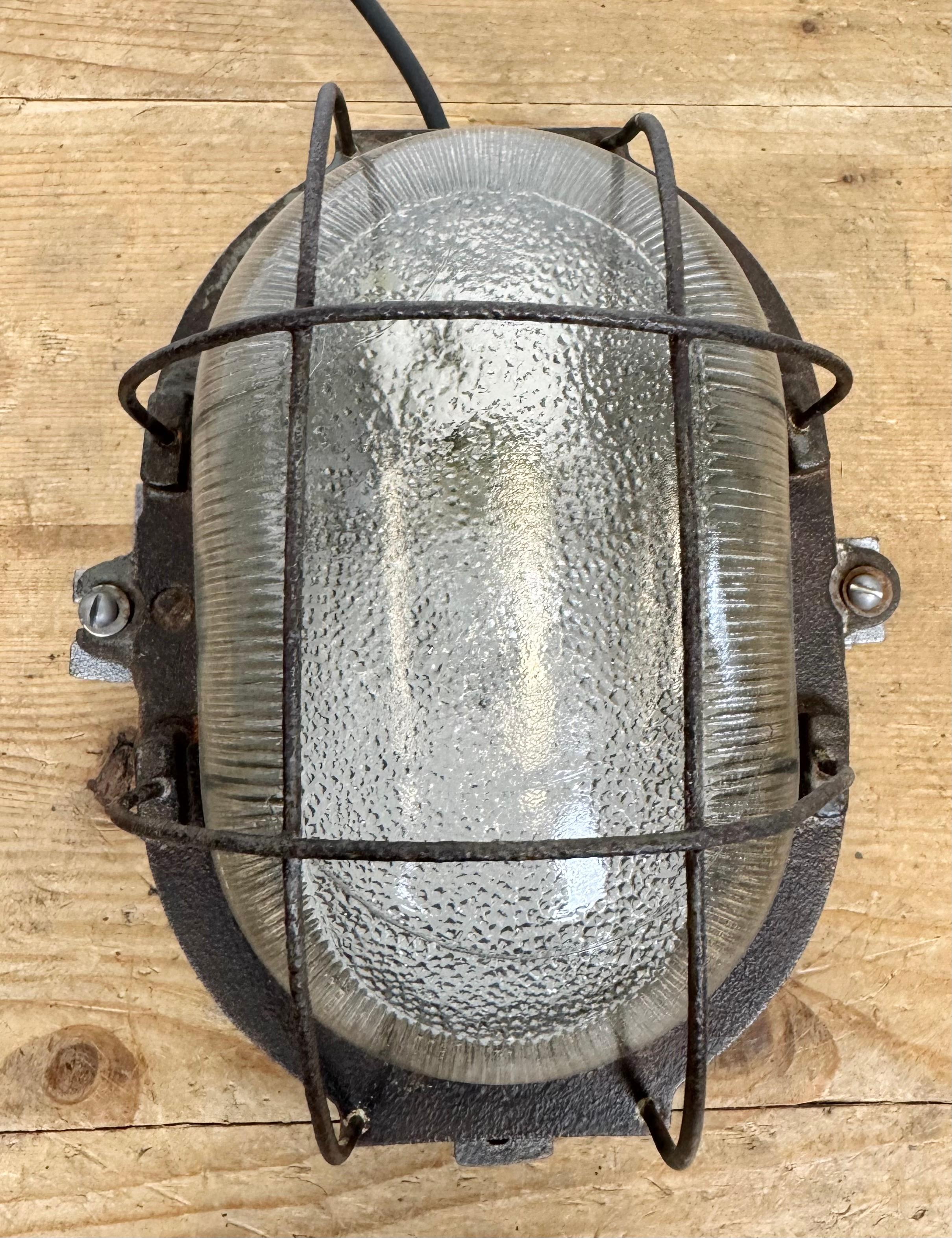 Vintage Industrial Cast Iron Wall Light, 1960s For Sale 4