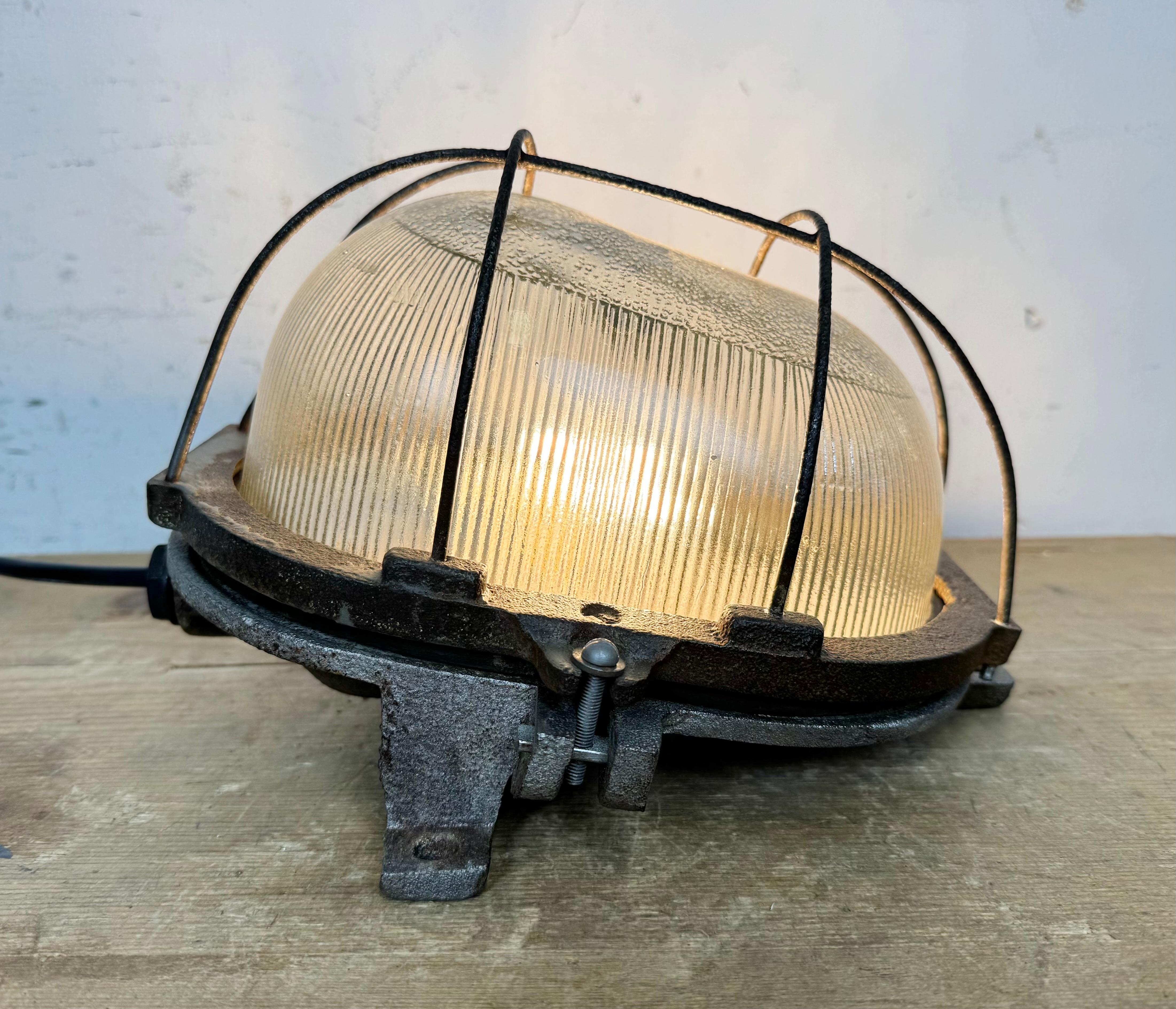 Vintage Industrial Cast Iron Wall Light, 1960s For Sale 5