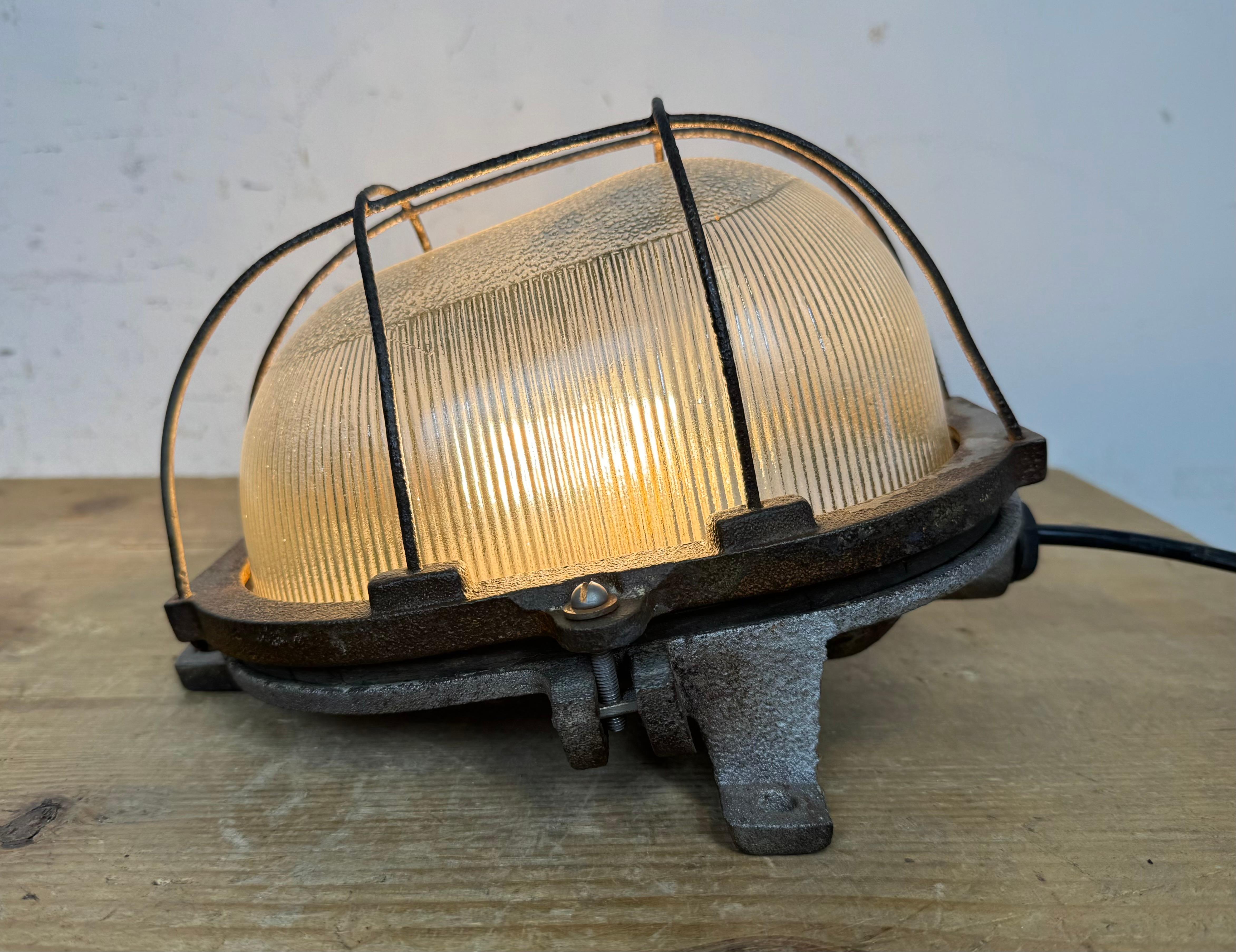 Vintage Industrial Cast Iron Wall Light, 1960s For Sale 7
