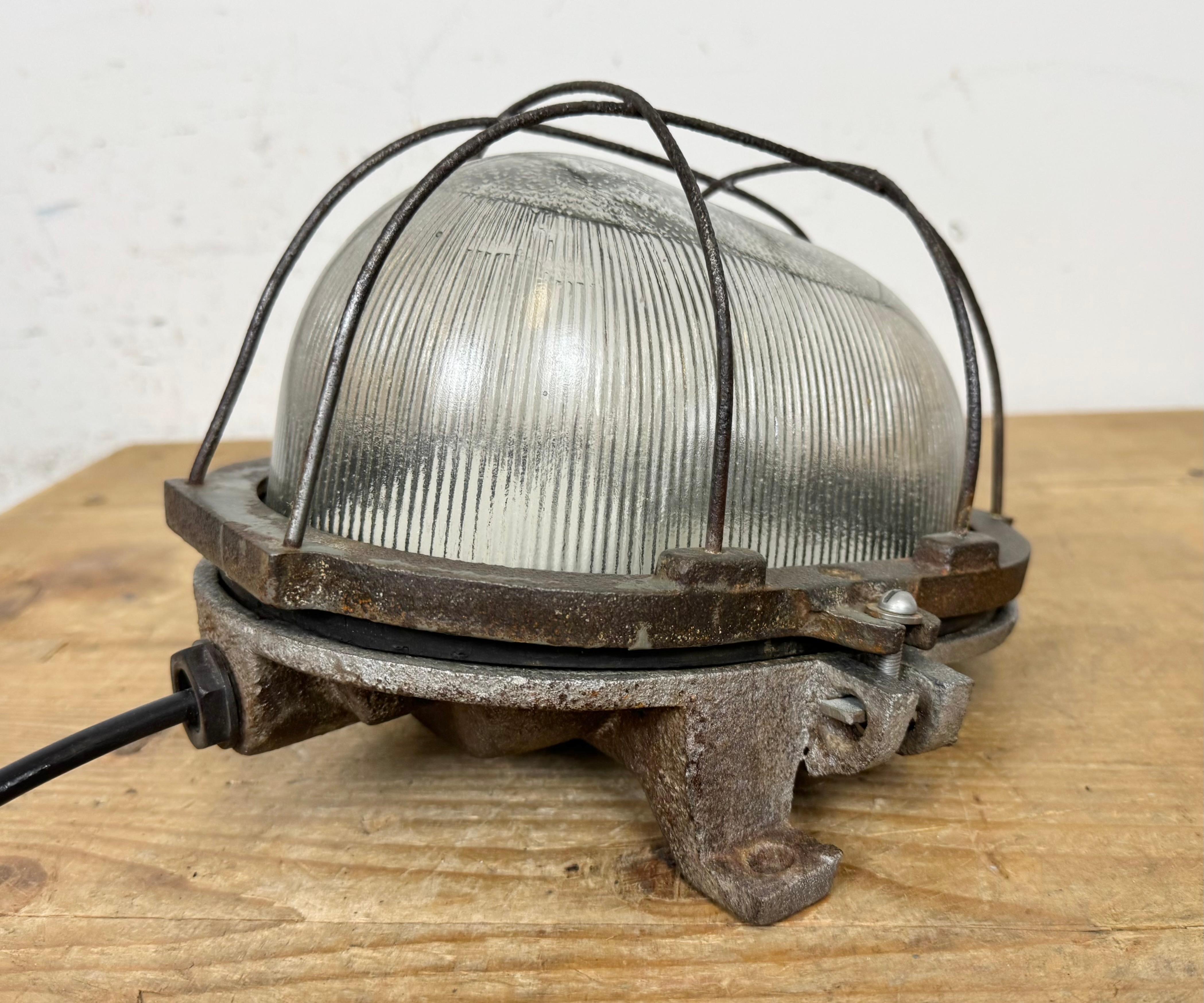 Vintage Industrial Cast Iron Wall Light, 1960s For Sale 8