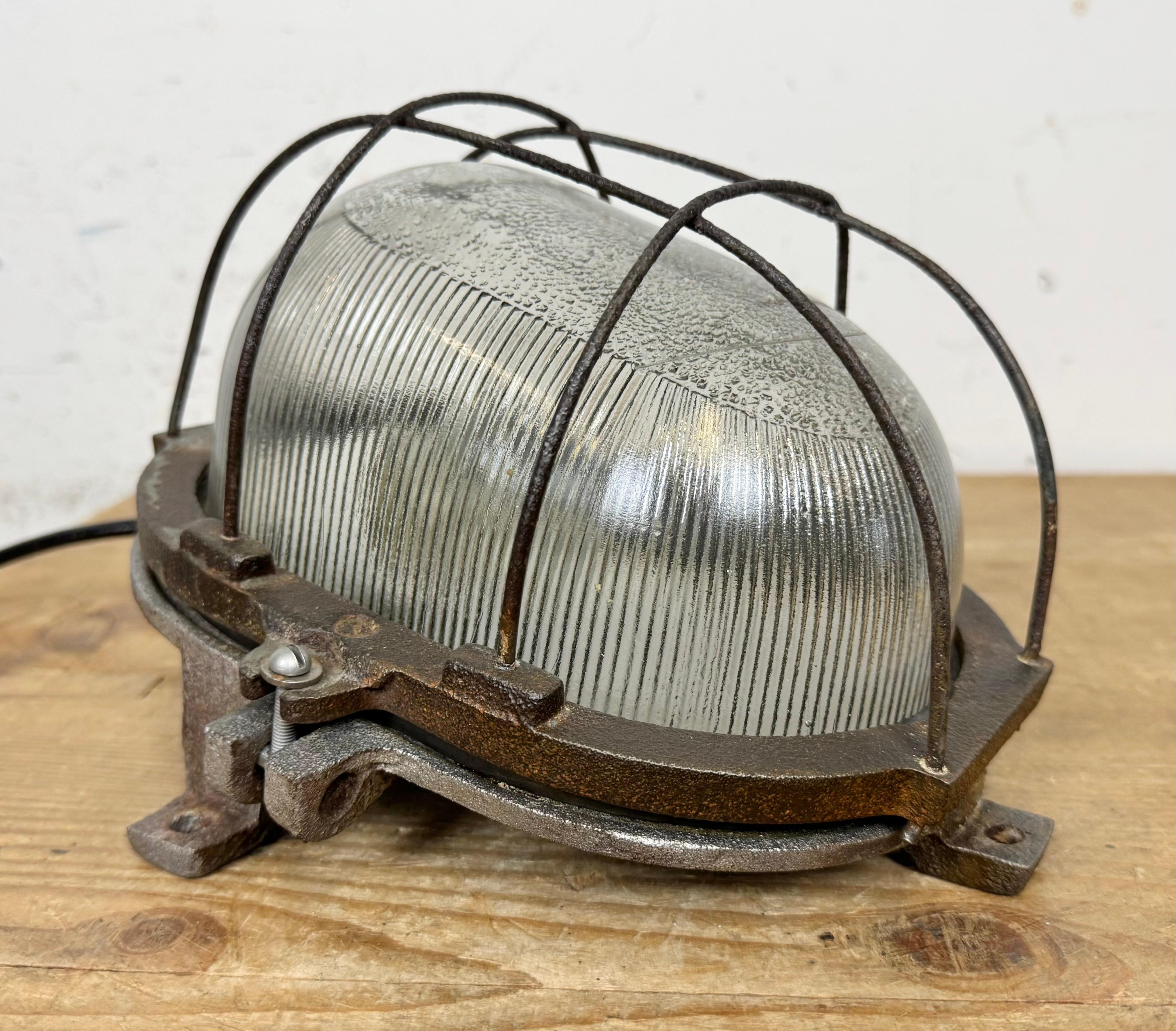 Vintage Industrial Cast Iron Wall Light, 1960s For Sale 12