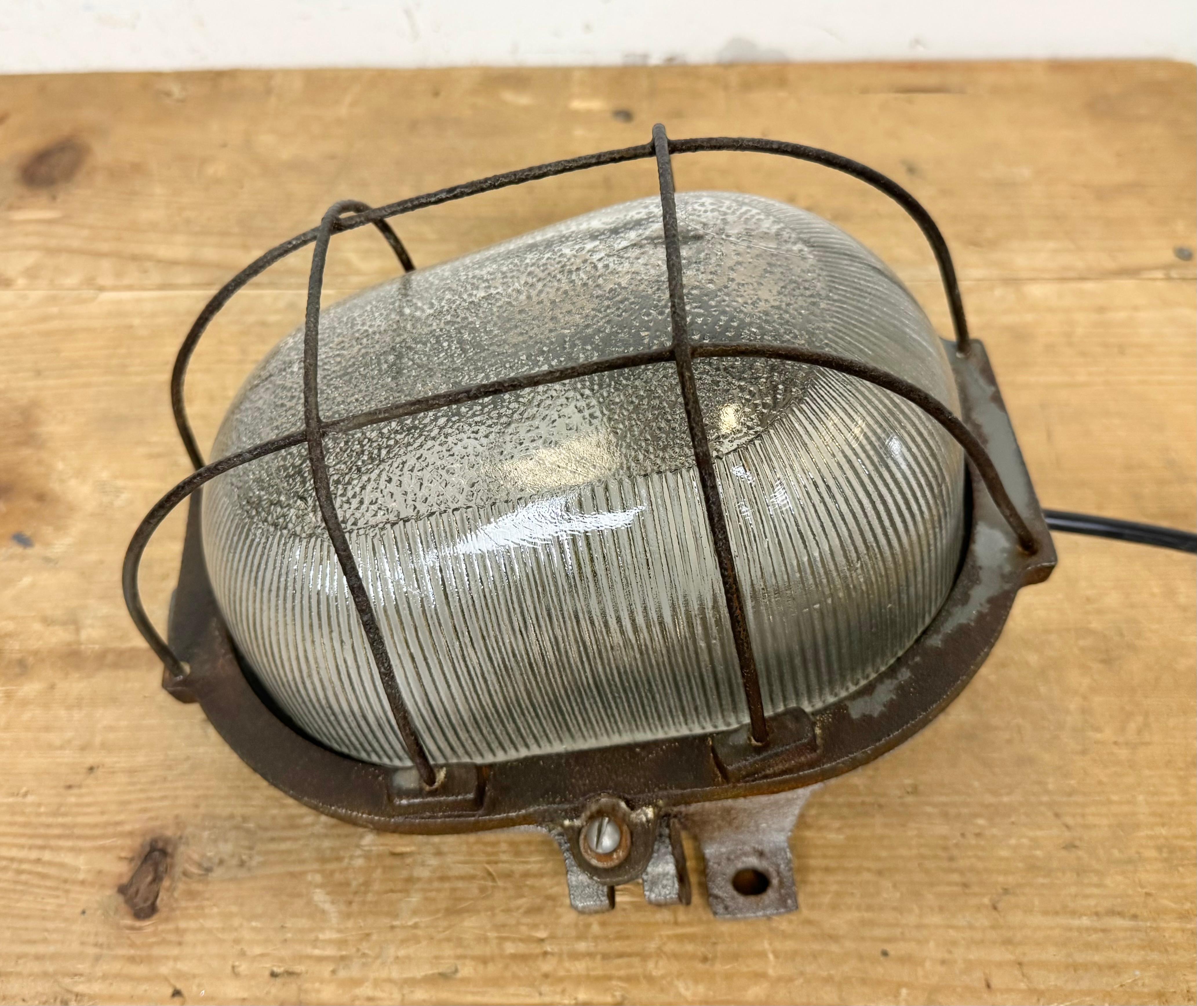Vintage Industrial Cast Iron Wall Light, 1960s In Good Condition For Sale In Kojetice, CZ