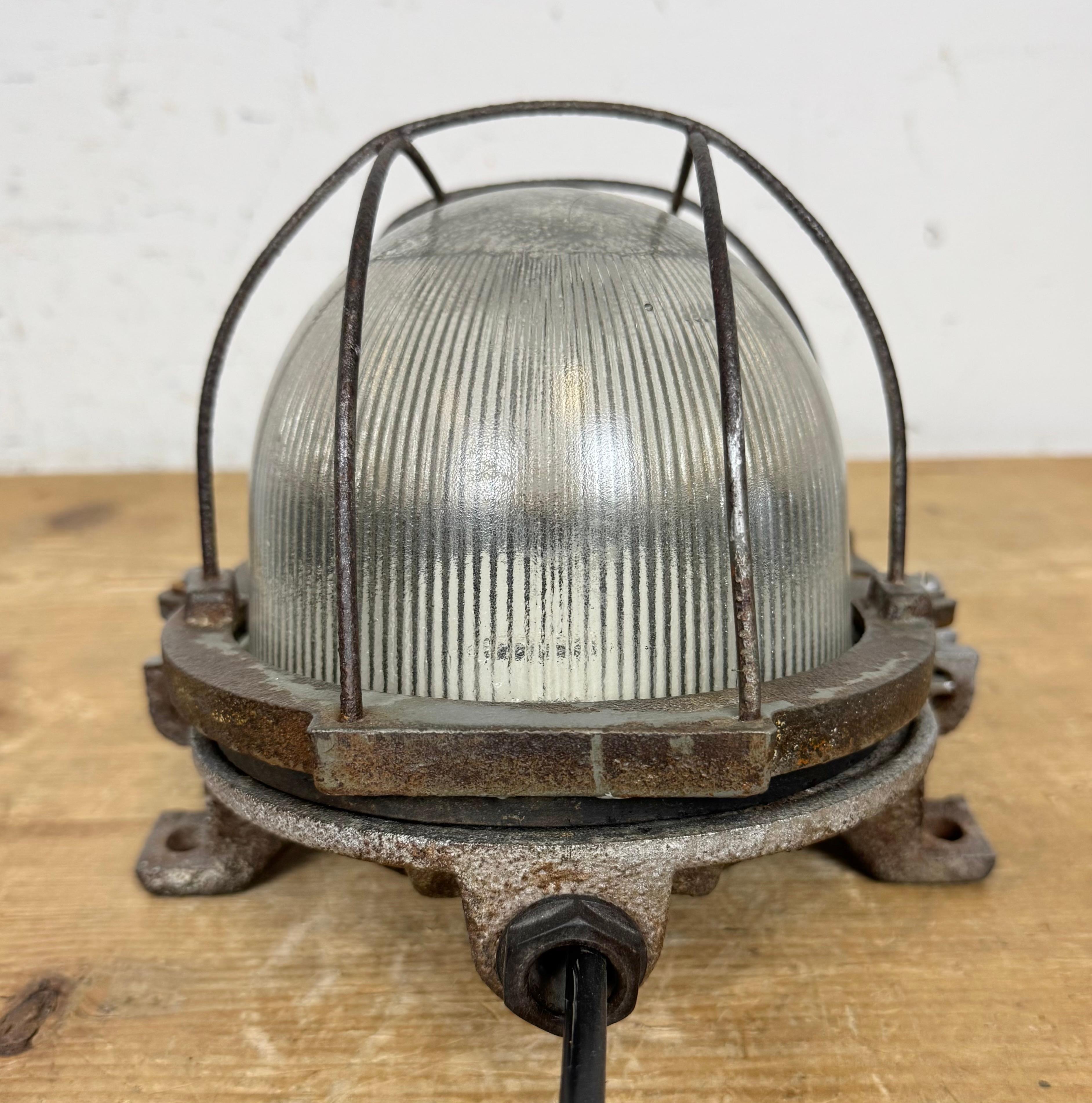 20th Century Vintage Industrial Cast Iron Wall Light, 1960s For Sale