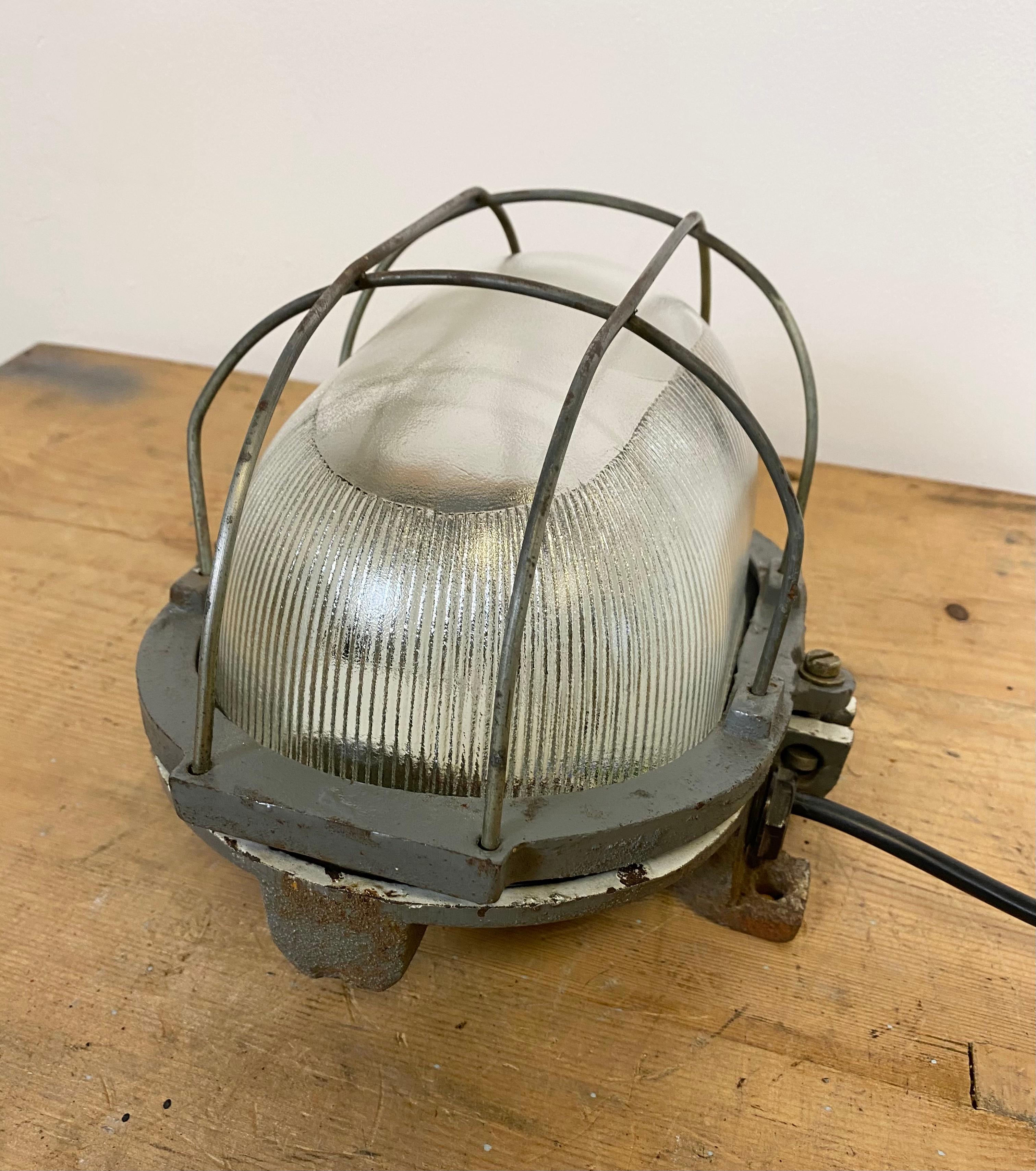 Vintage Industrial Cast Iron Wall Light, 1960s 1