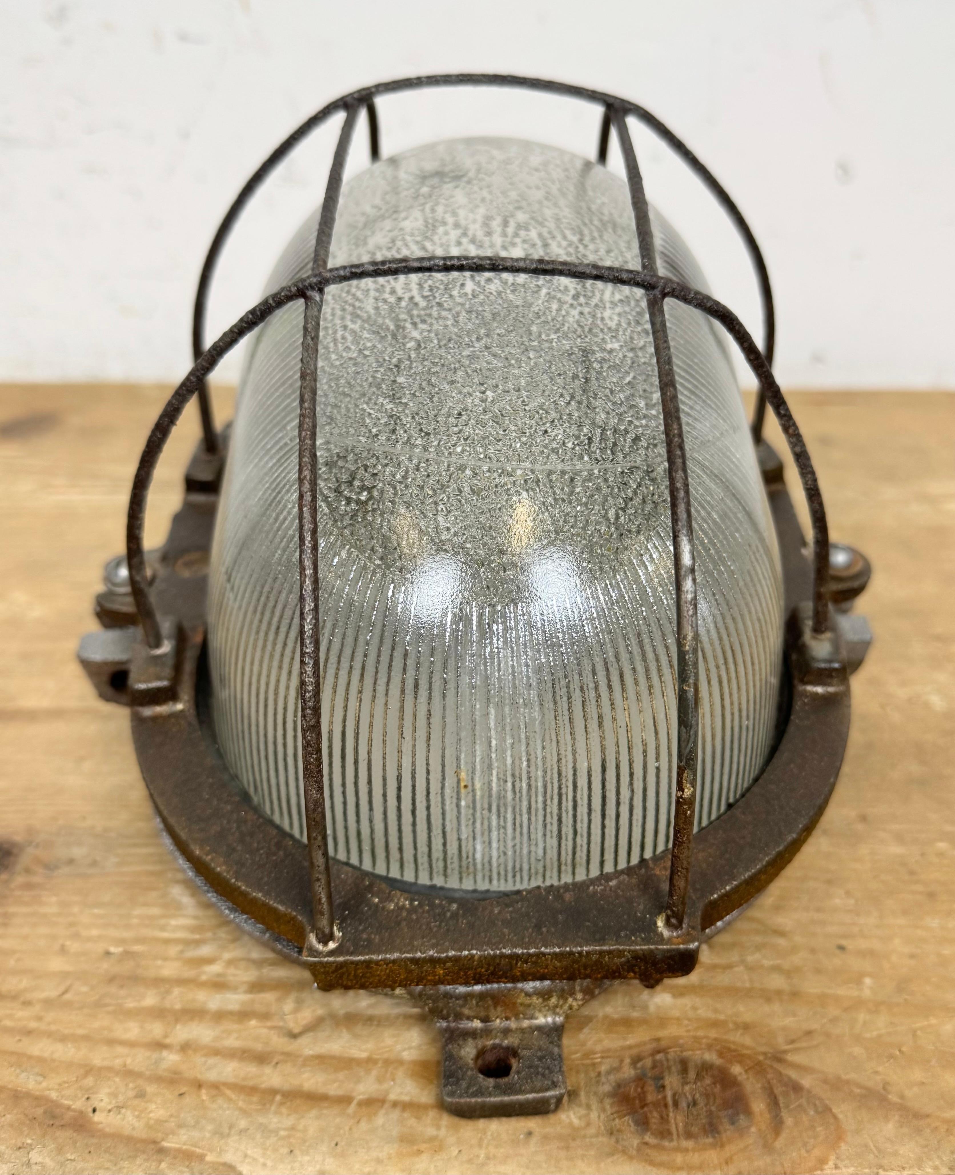 Vintage Industrial Cast Iron Wall Light, 1960s For Sale 1