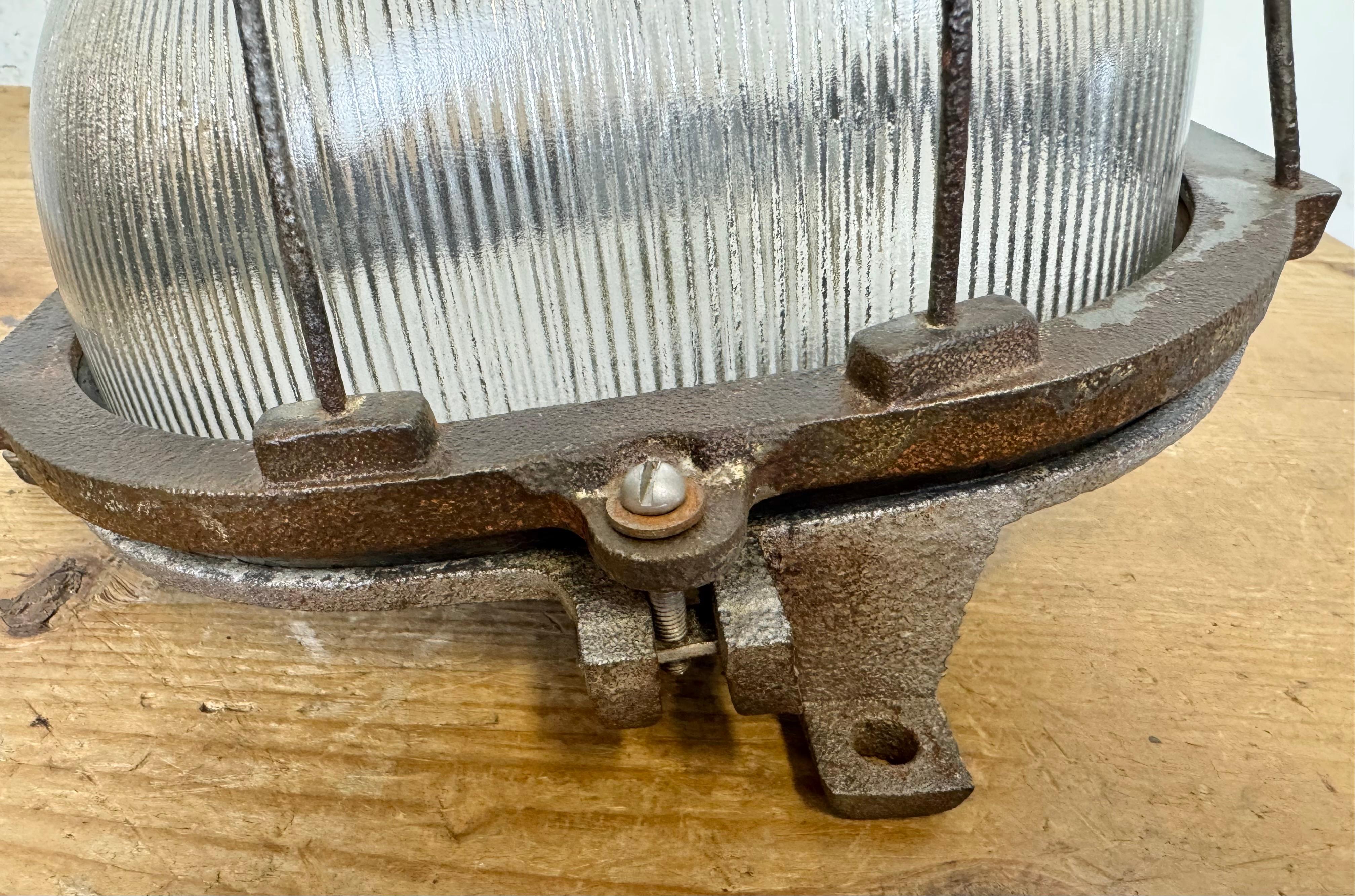 Vintage Industrial Cast Iron Wall Light, 1960s For Sale 3