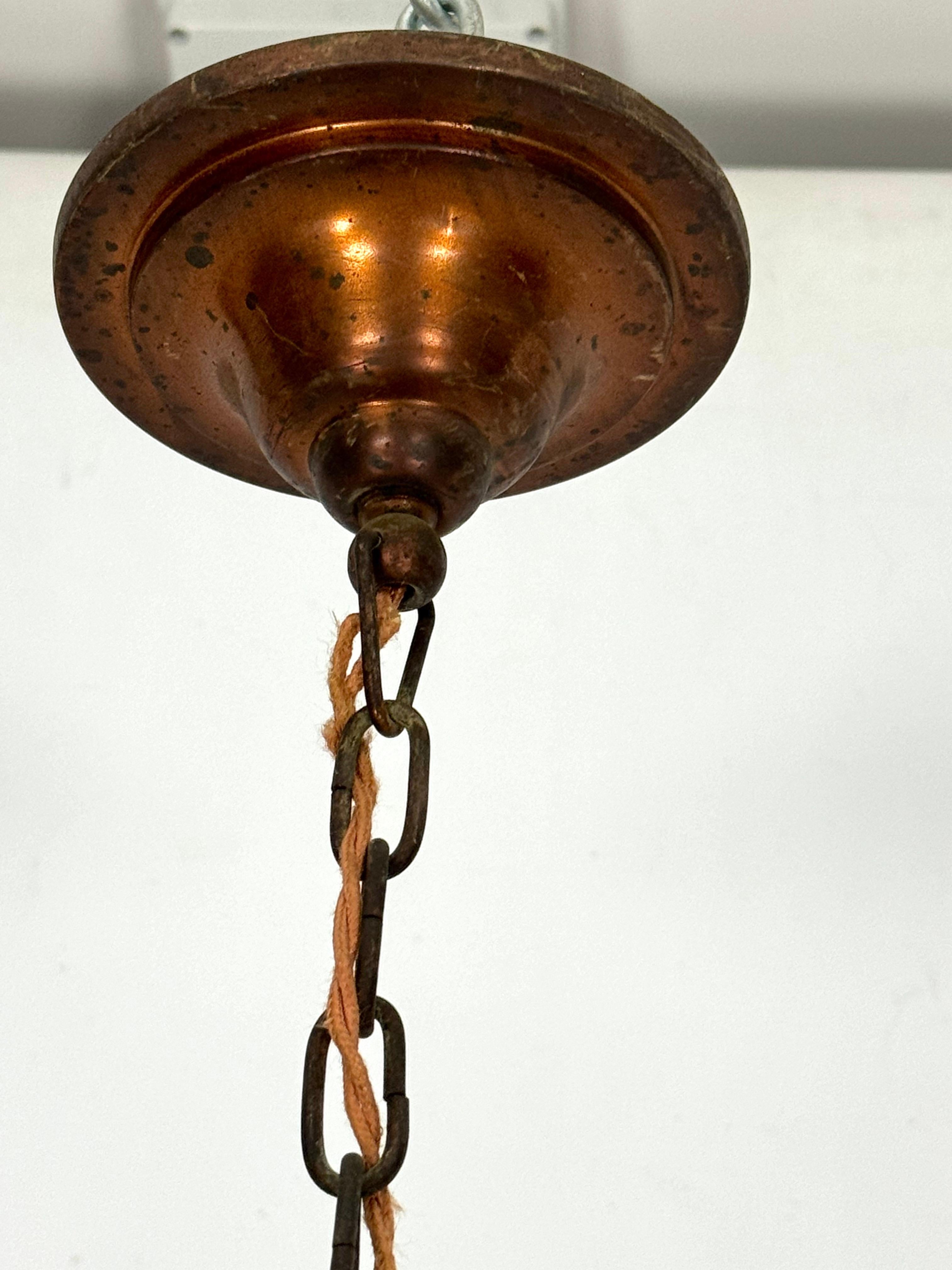 Vintage Industrial chandelier in copper and milk glass. Italy 1950s In Good Condition For Sale In Catania, CT