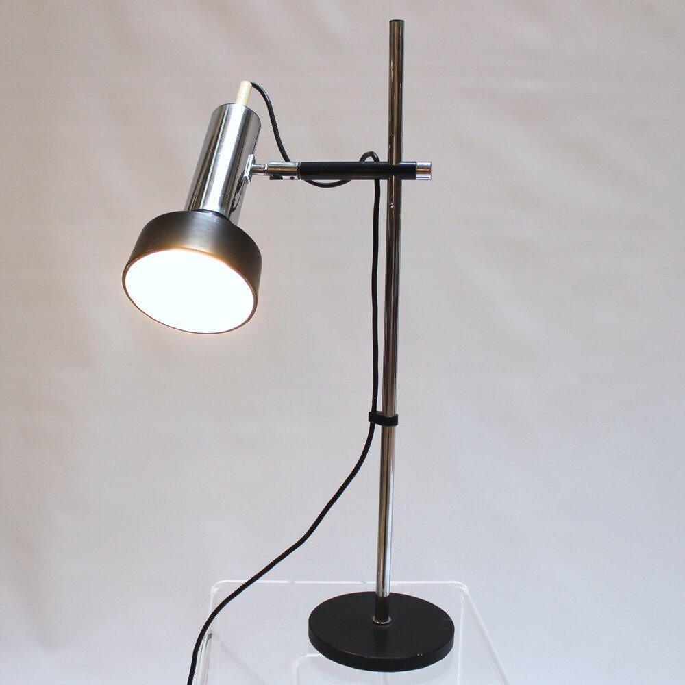 Lampe industrielle vintage chromée et noire à pampilles articulées Bon état - En vente à Sacramento, CA