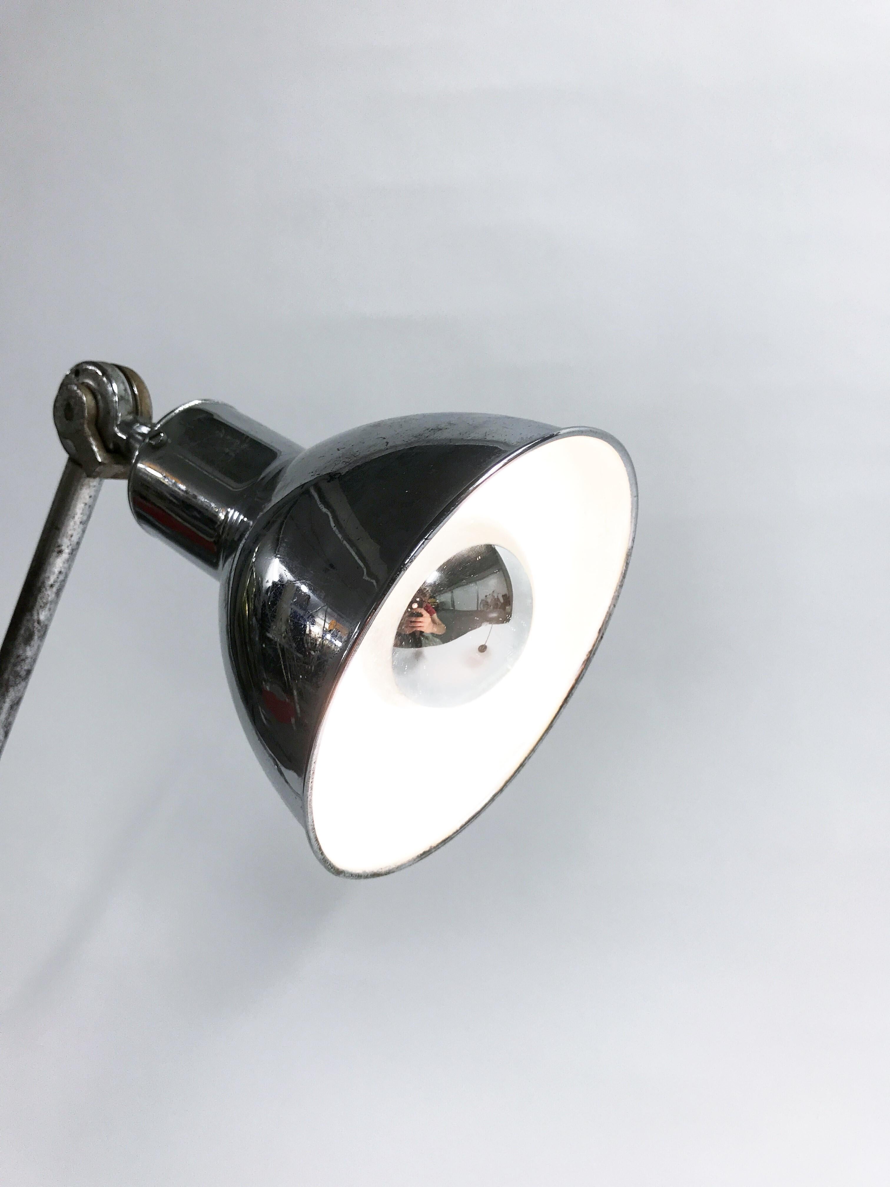 Lámpara de trabajo industrial vintage cromada de AGI, años 30 Industrial en venta