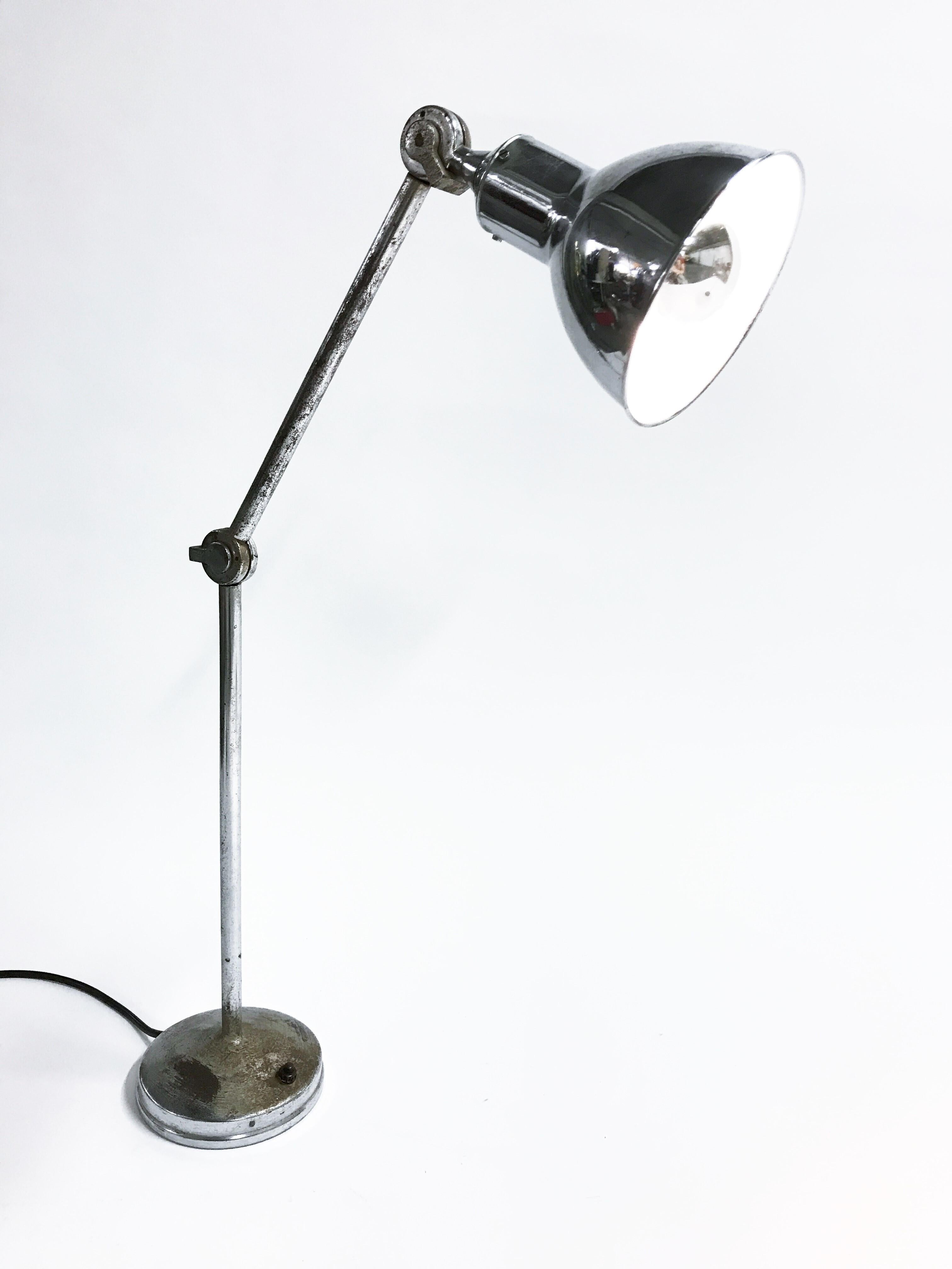 Lámpara de trabajo industrial vintage cromada de AGI, años 30 Belga en venta