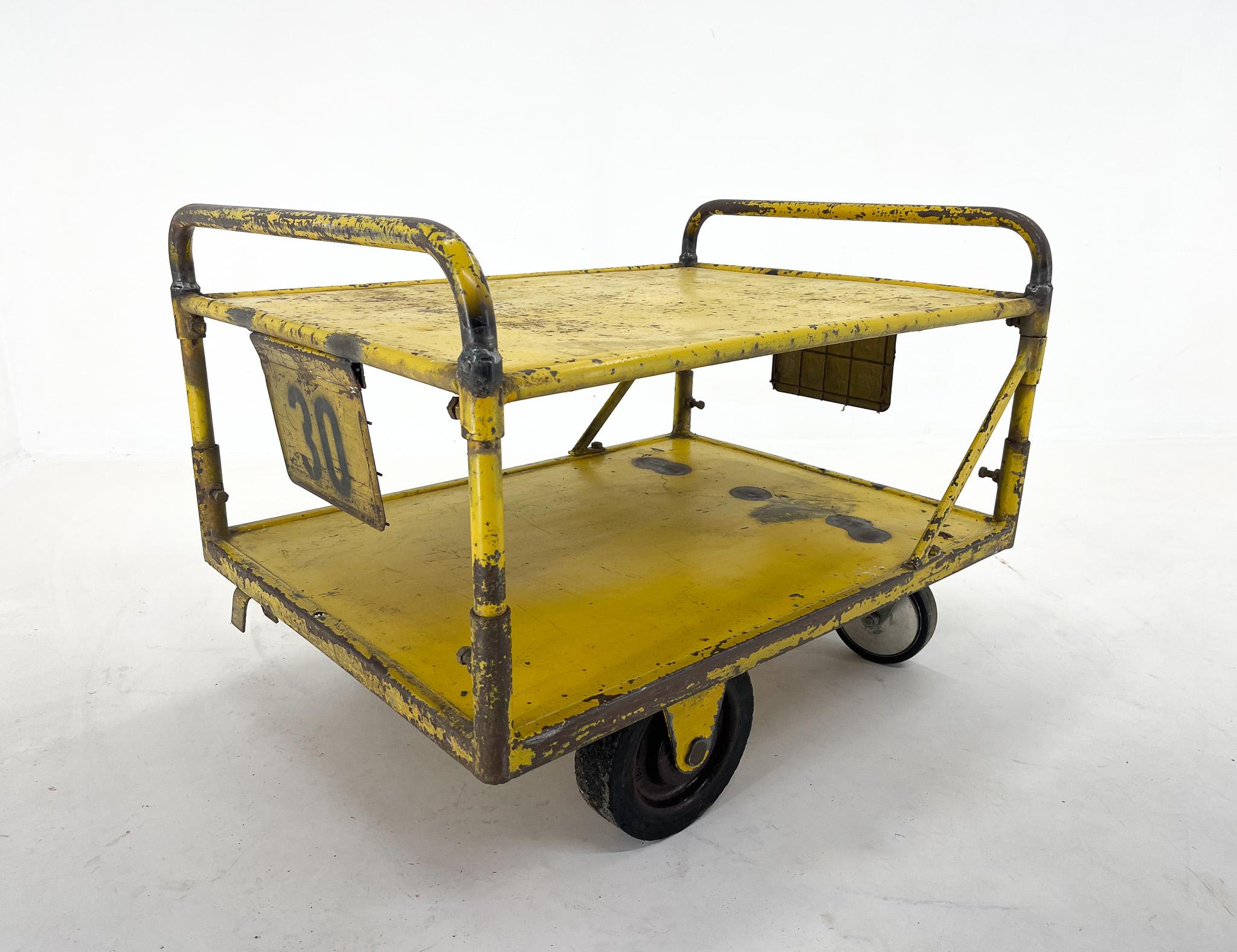 Industriel Table basse ou table d'appoint industrielle vintage sur roues / chariot industriel en vente