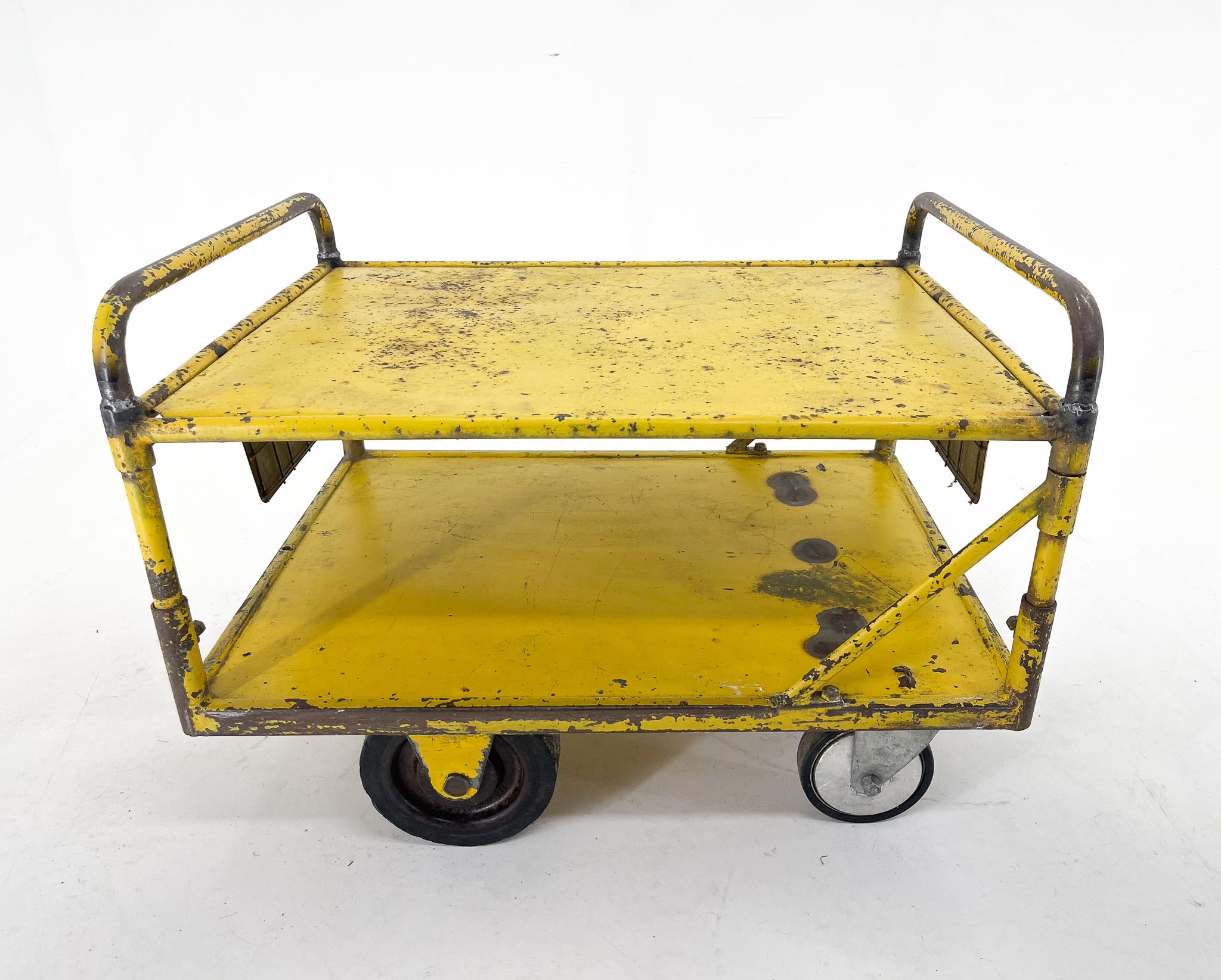 Tchèque Table basse ou table d'appoint industrielle vintage sur roues / chariot industriel en vente