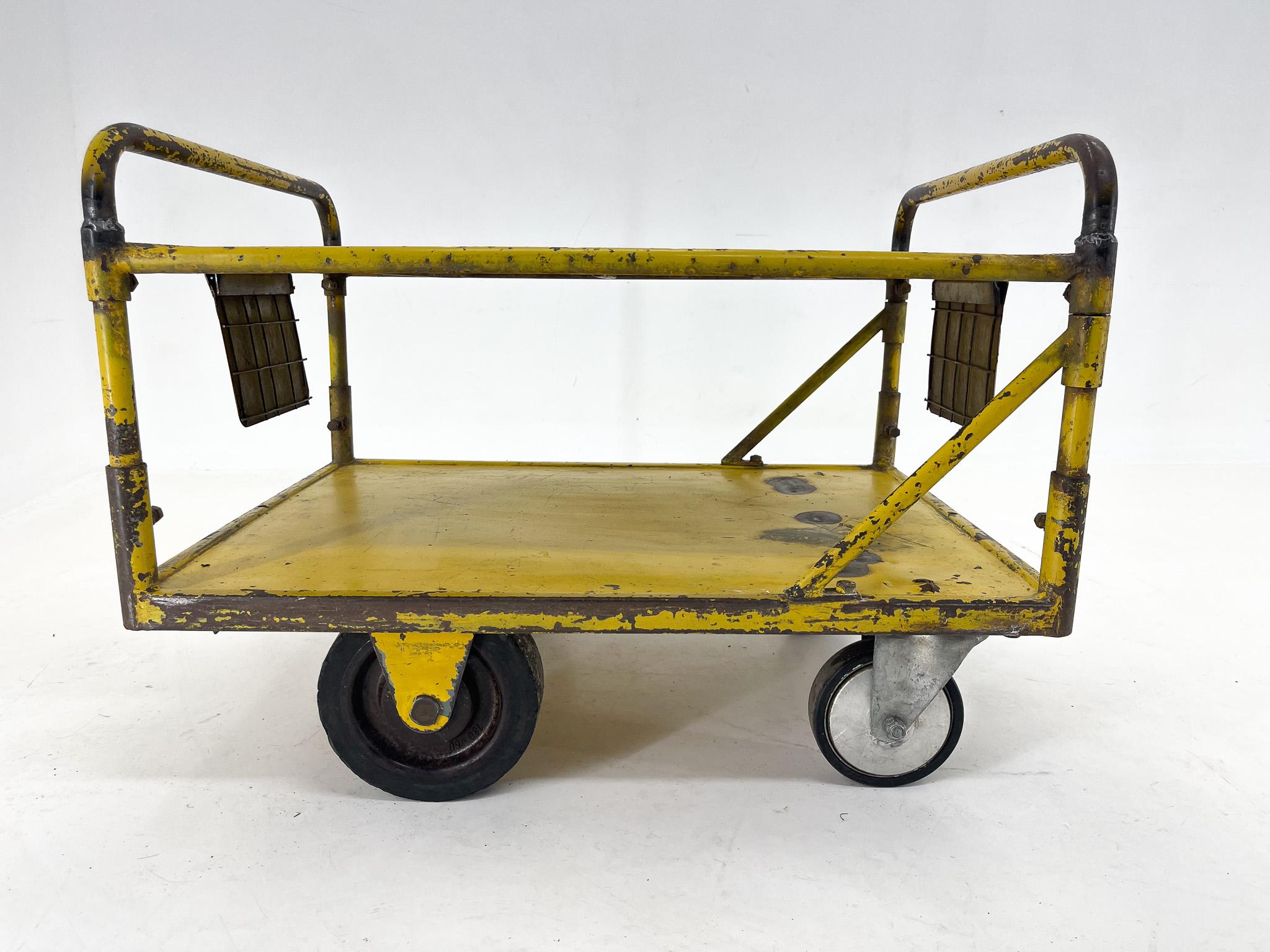 Vintage Industrial Coffee or Side Table on Wheels / Industrial Cart In Good Condition For Sale In Praha, CZ