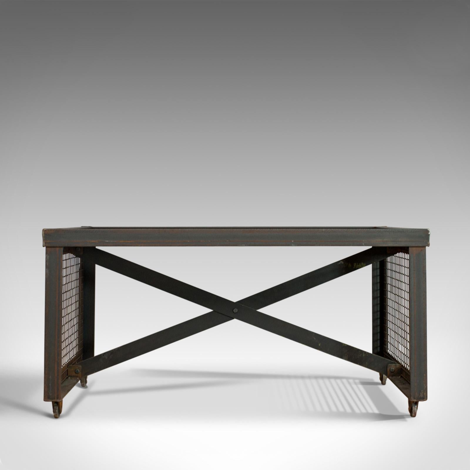 Industriel Table basse industrielle vintage anglaise, acier de fonderie, chêne, XXe siècle en vente