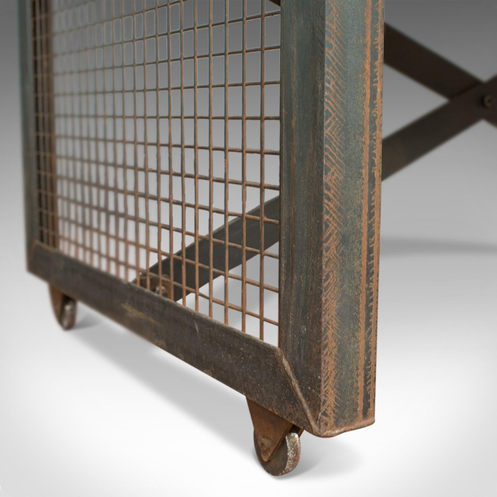 Acier Table basse industrielle vintage, anglaise, faite à la main, acier, chêne, XXe siècle en vente