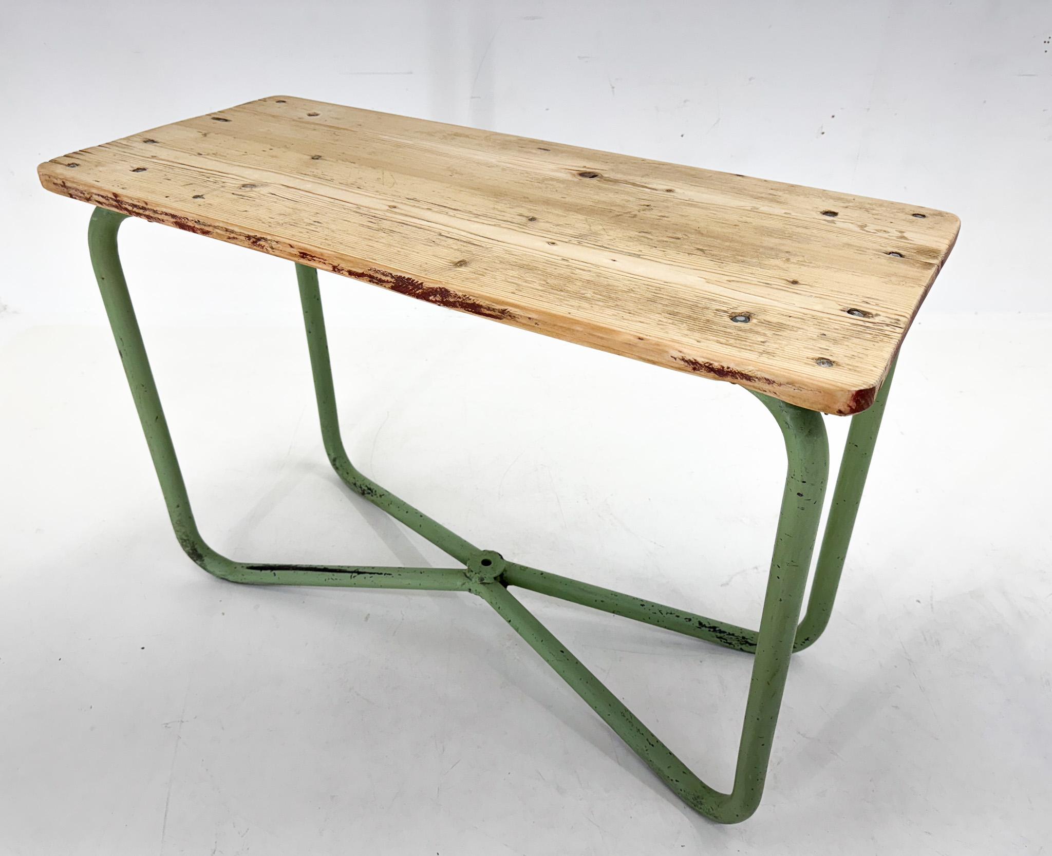 Tavolino o consolle industriale vintage. Condizioni originali. La parte in legno è stata levigata. 