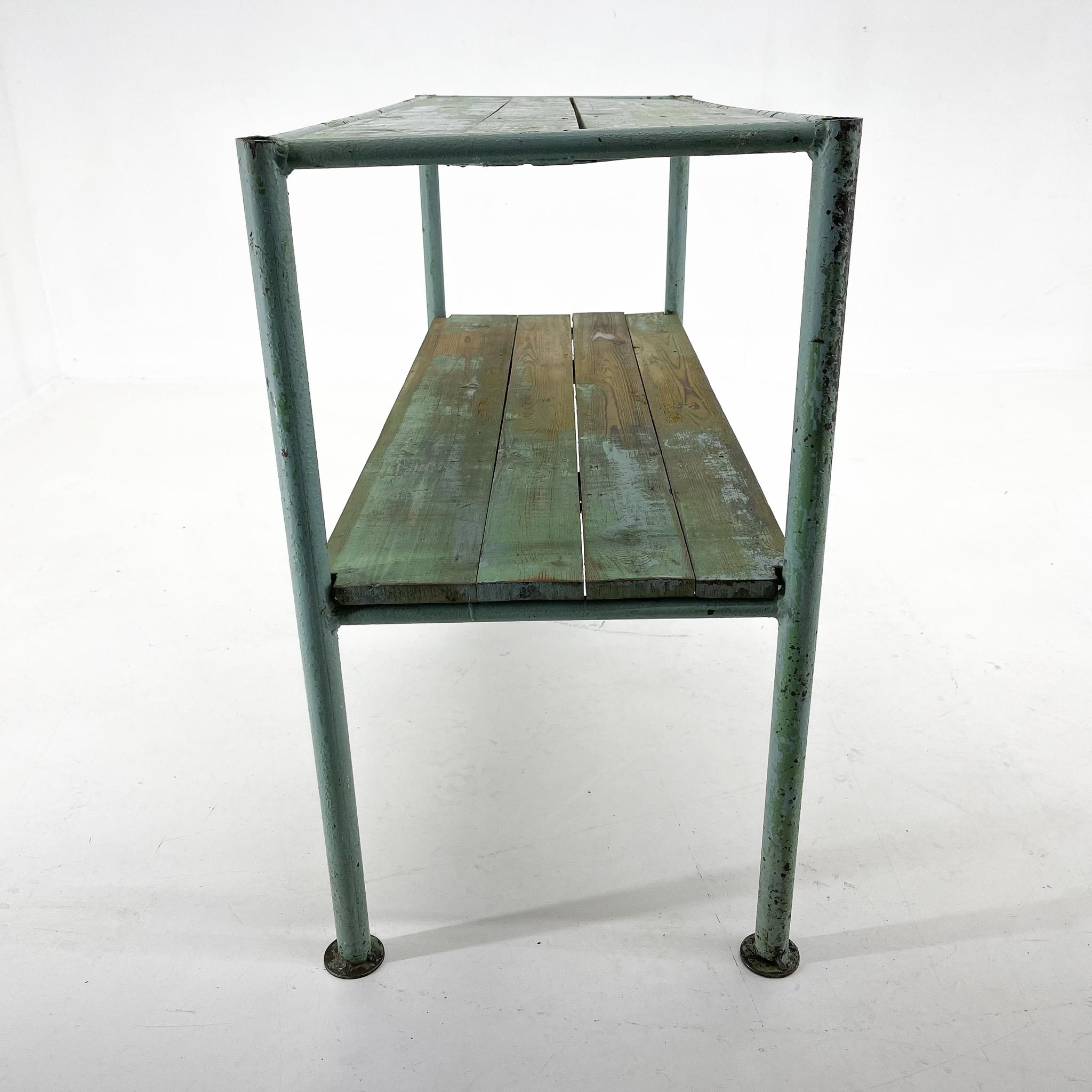 Tchèque Table console ou table d'appoint industrielle vintage avec peinture d'origine en vente