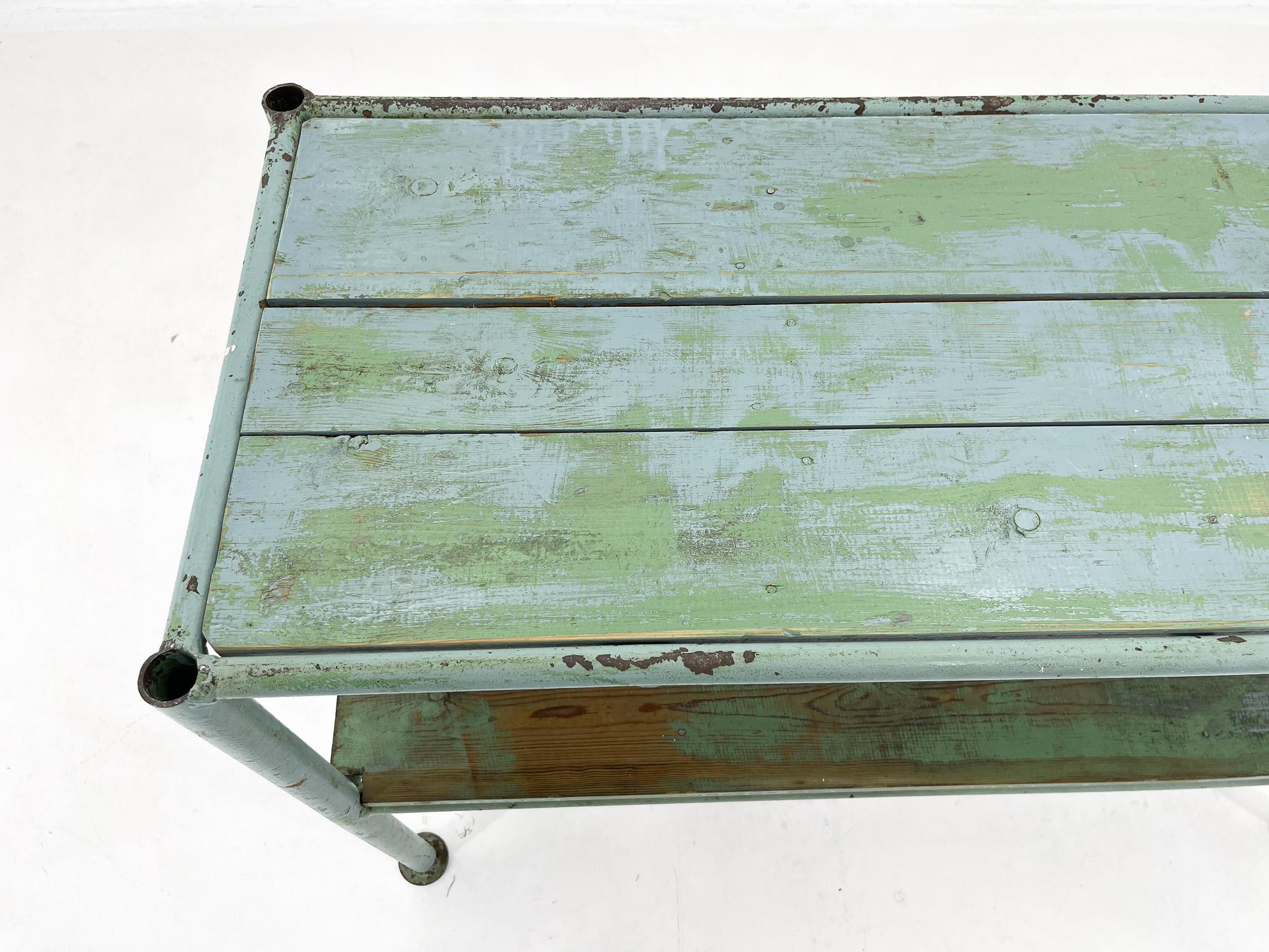 20ième siècle Table console ou table d'appoint industrielle vintage avec peinture d'origine en vente
