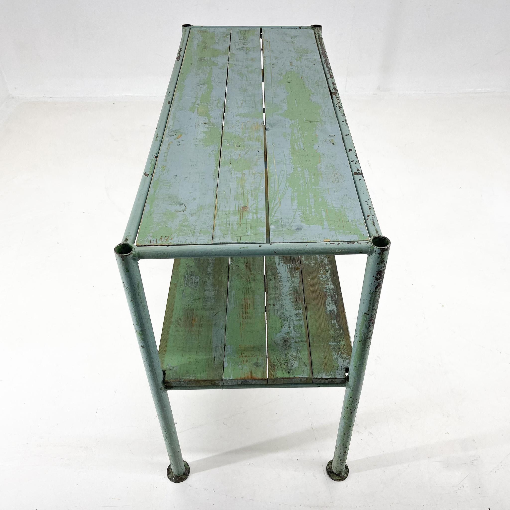Table console ou table d'appoint industrielle vintage avec peinture d'origine en vente 1