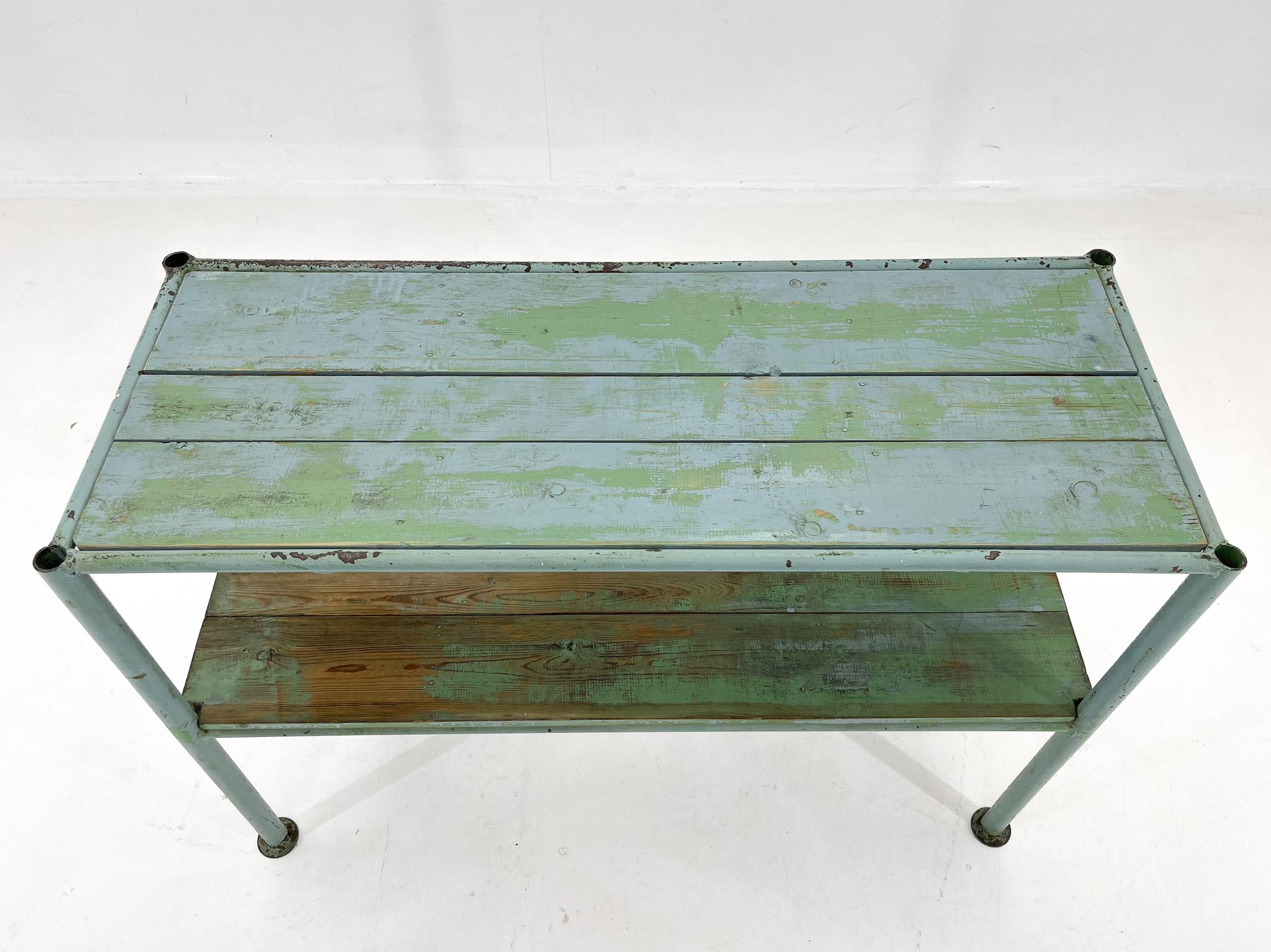Table console ou table d'appoint industrielle vintage avec peinture d'origine en vente 2