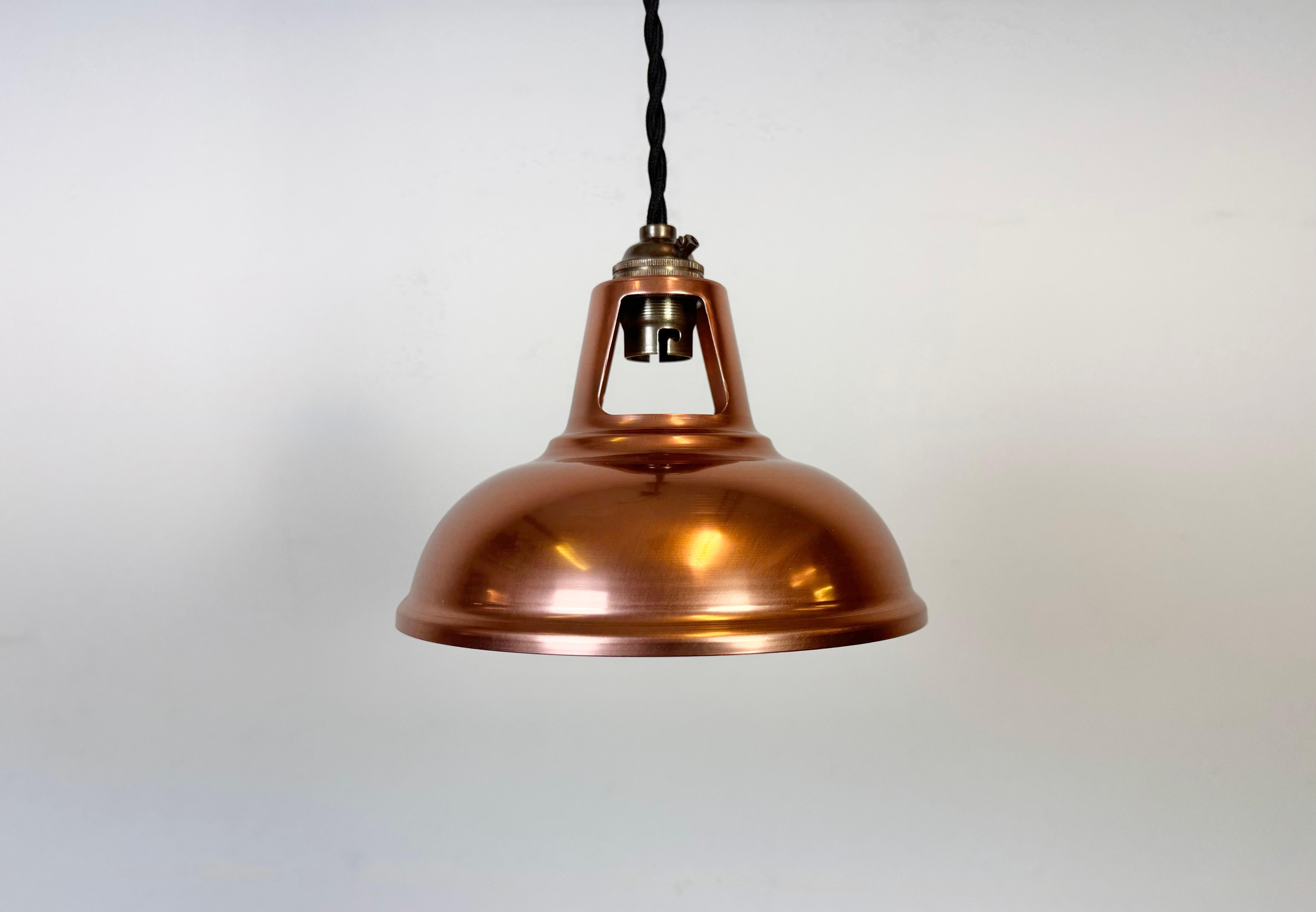 Plafoniera in rame vintage in stile industriale realizzata nel Regno Unito tra il 2000 e il 2010. L'attacco in ottone richiede lampadine B22. Un nuovo cavo tessile e una cupola in ferro nero sul soffitto. Il peso del paralume è di 0,2 kg. Il