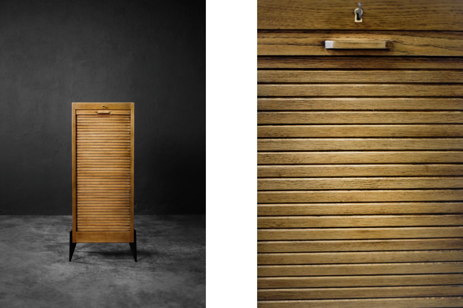 Dieser Original-Rollladenschrank wurde in den 1950er Jahren in Dänemark hergestellt. Industriedesign. Es ist aus hochwertigem Holz gefertigt - es besticht durch seine natürliche Maserung und den warmen Eichenton, der mit der Zeit eine edle Patina