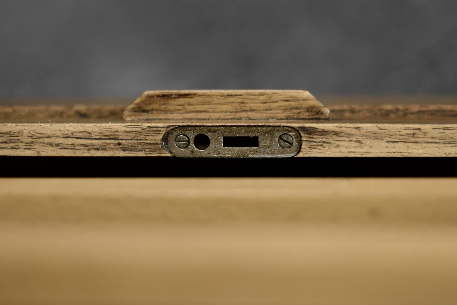 Vintage Industrial Danish Roller Shutter Brown Oak Kabinett mit mehreren Schubladen im Zustand „Gut“ im Angebot in Warszawa, Mazowieckie