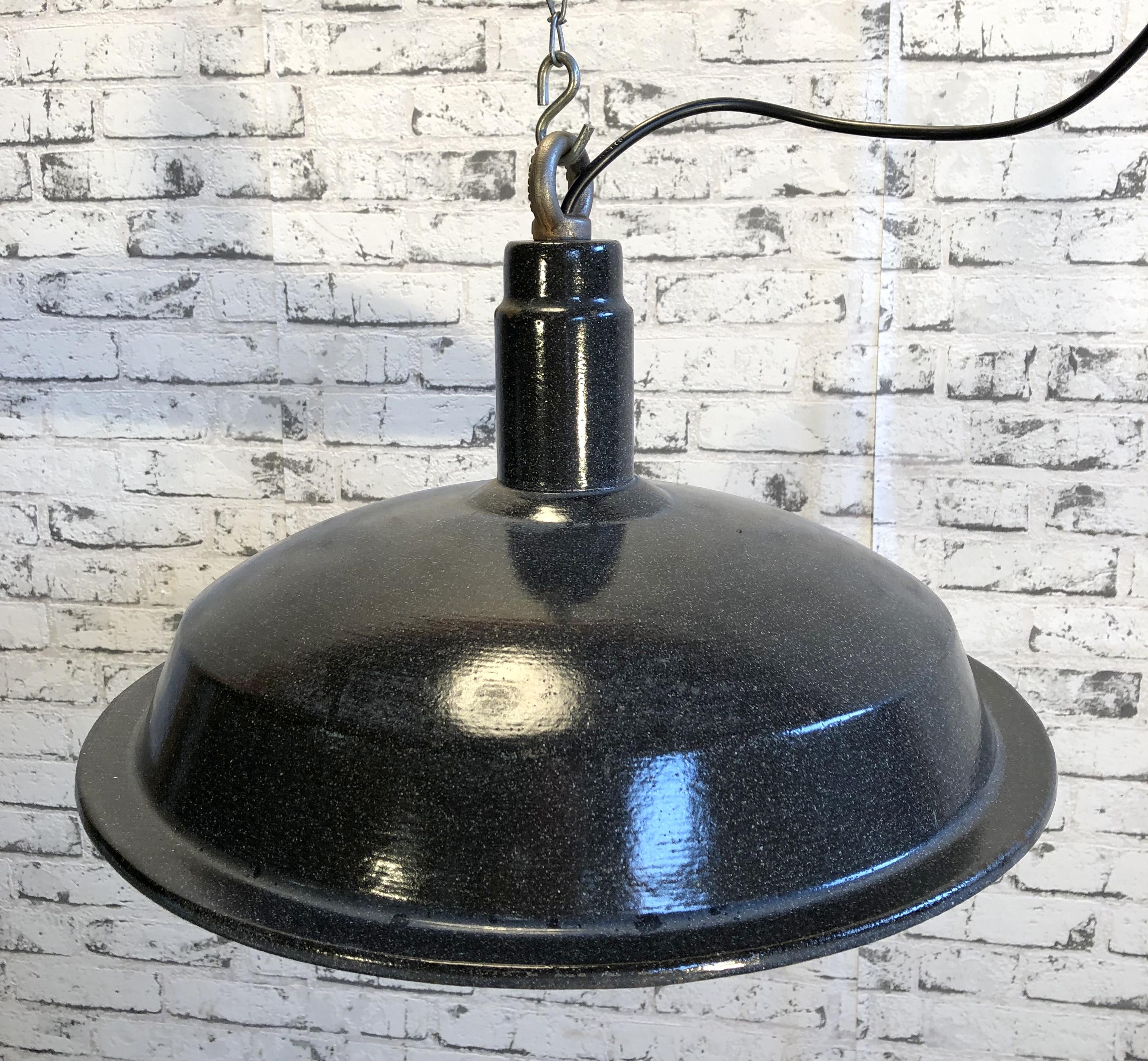 Industrial hanging light. Dark grey enamel. White interior. Iron top, 1930s. New socket for E 27 lightbulbs and wire. Weight: 2 kg. Measure: Diameter 42 cm.