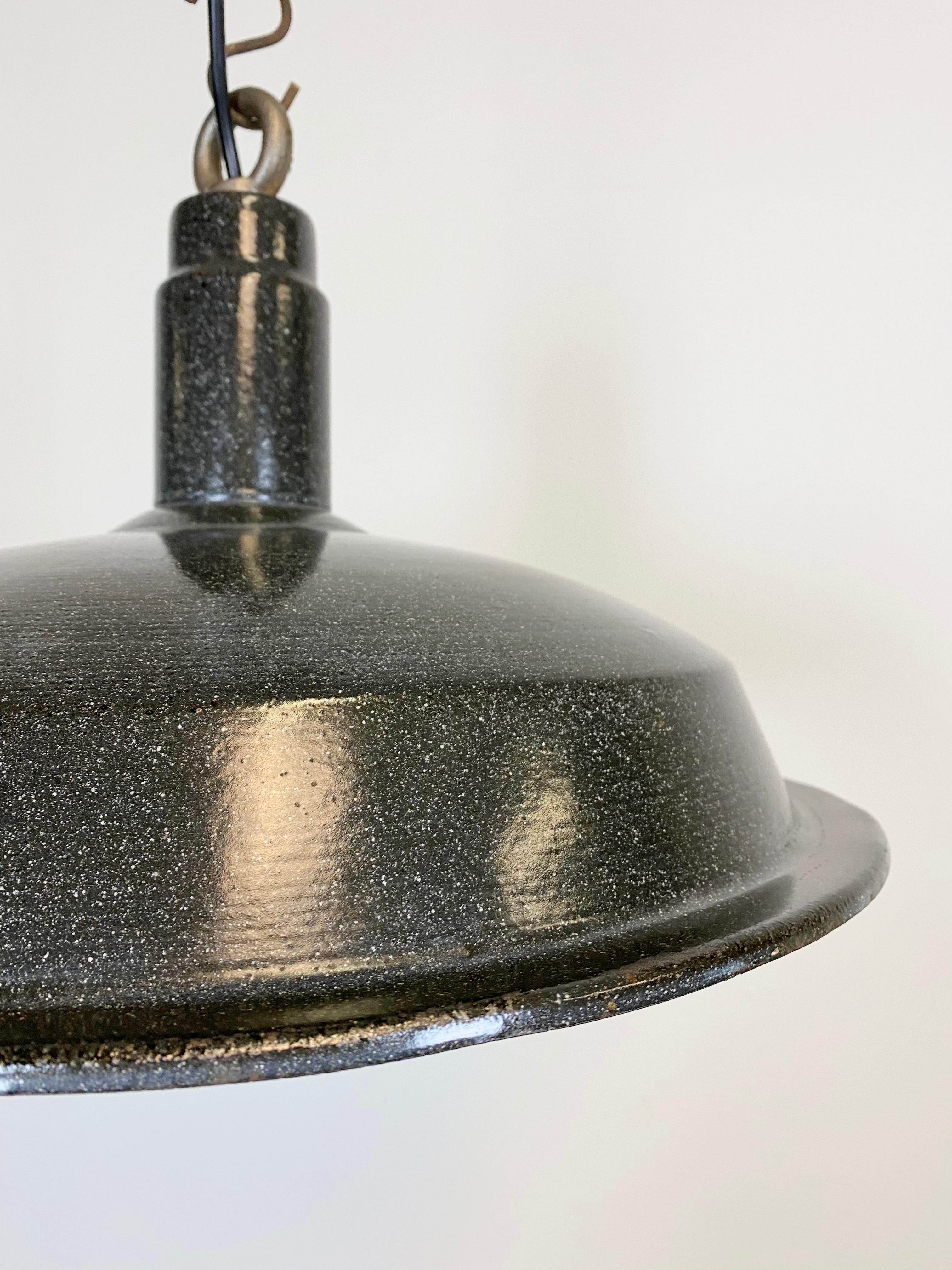 Lampada a sospensione industriale vintage in smalto grigio scuro, anni '50 In condizioni buone in vendita a Kojetice, CZ