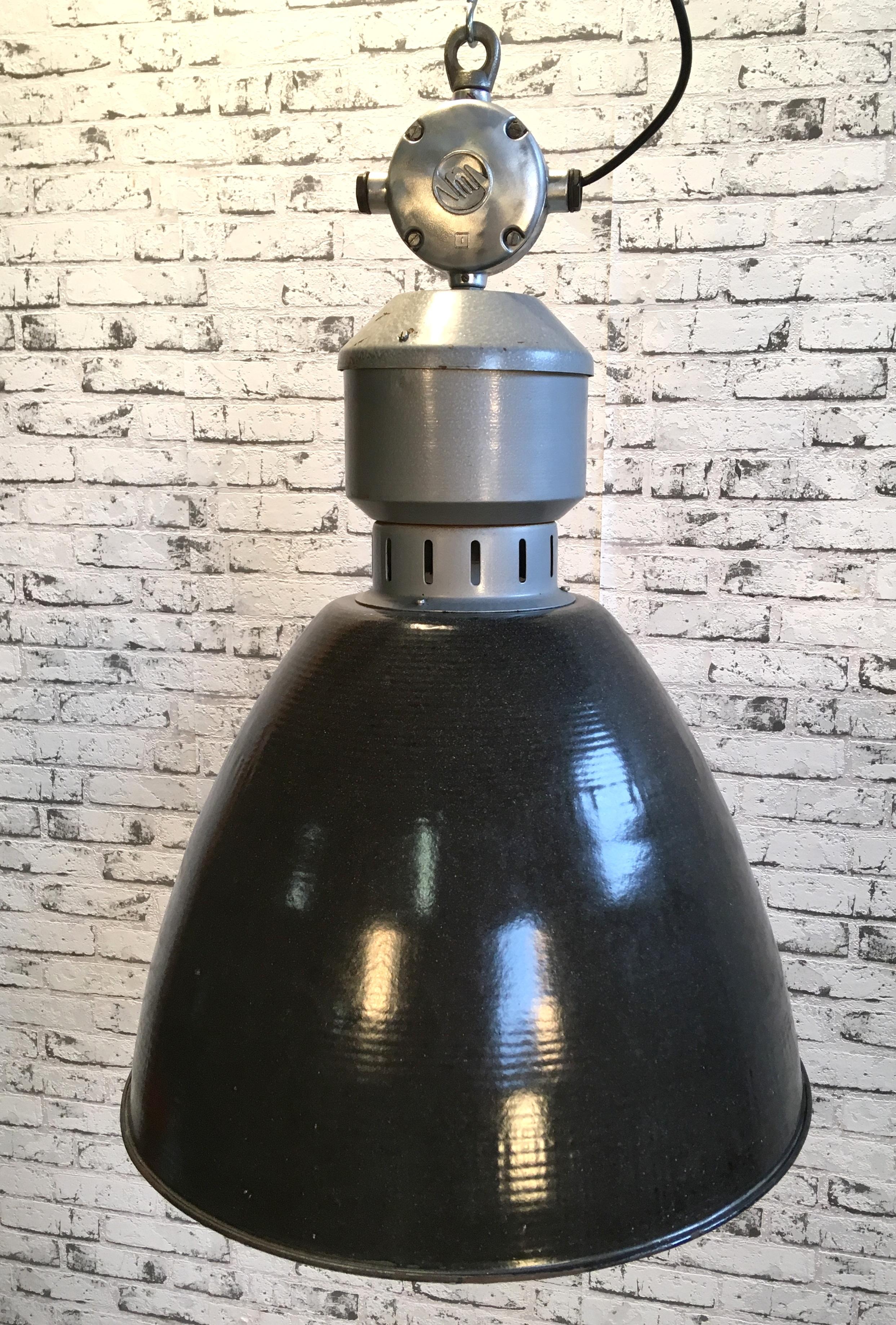 Industrial hanging lamp manufactured by Elektrosvit during the 1950s in former Czechoslovakia. Dark grey enamel. White interior. Cast aluminium top.
New fitting E 27 and wire.