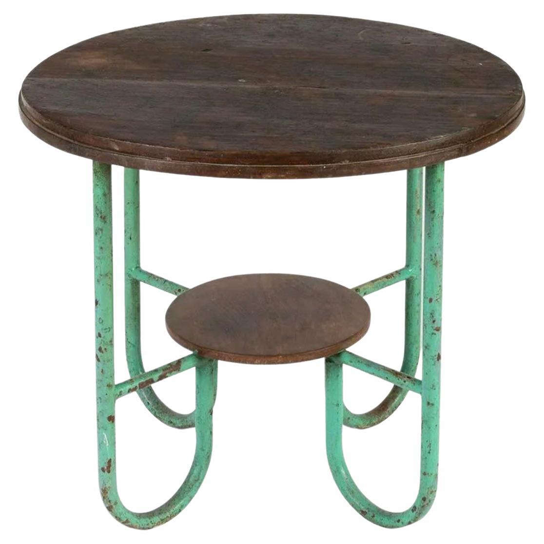 Table basse industrielle vintage, table d'appoint, France, années 1930, patine noyer acier  en vente