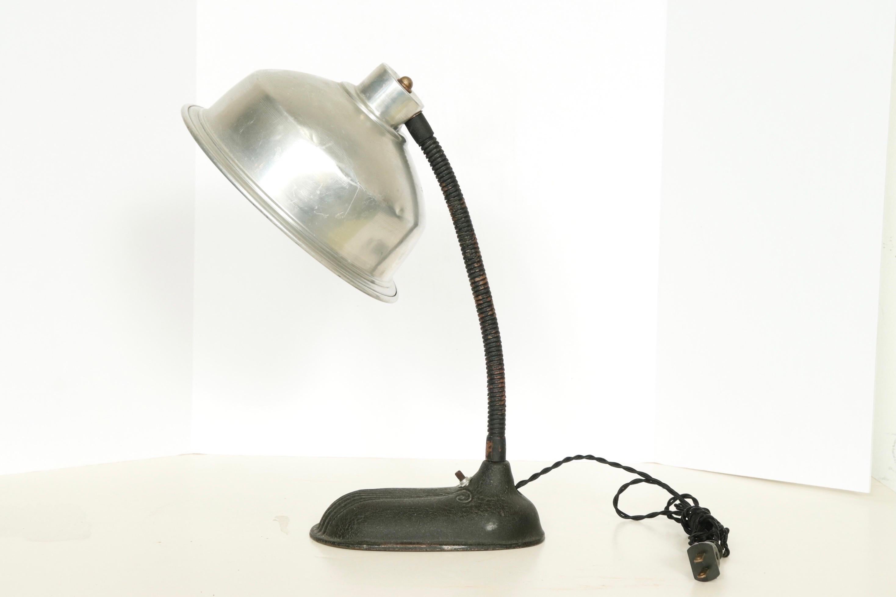 Industrielle Vintage-Schreibtischlampe (amerikanisch) im Angebot