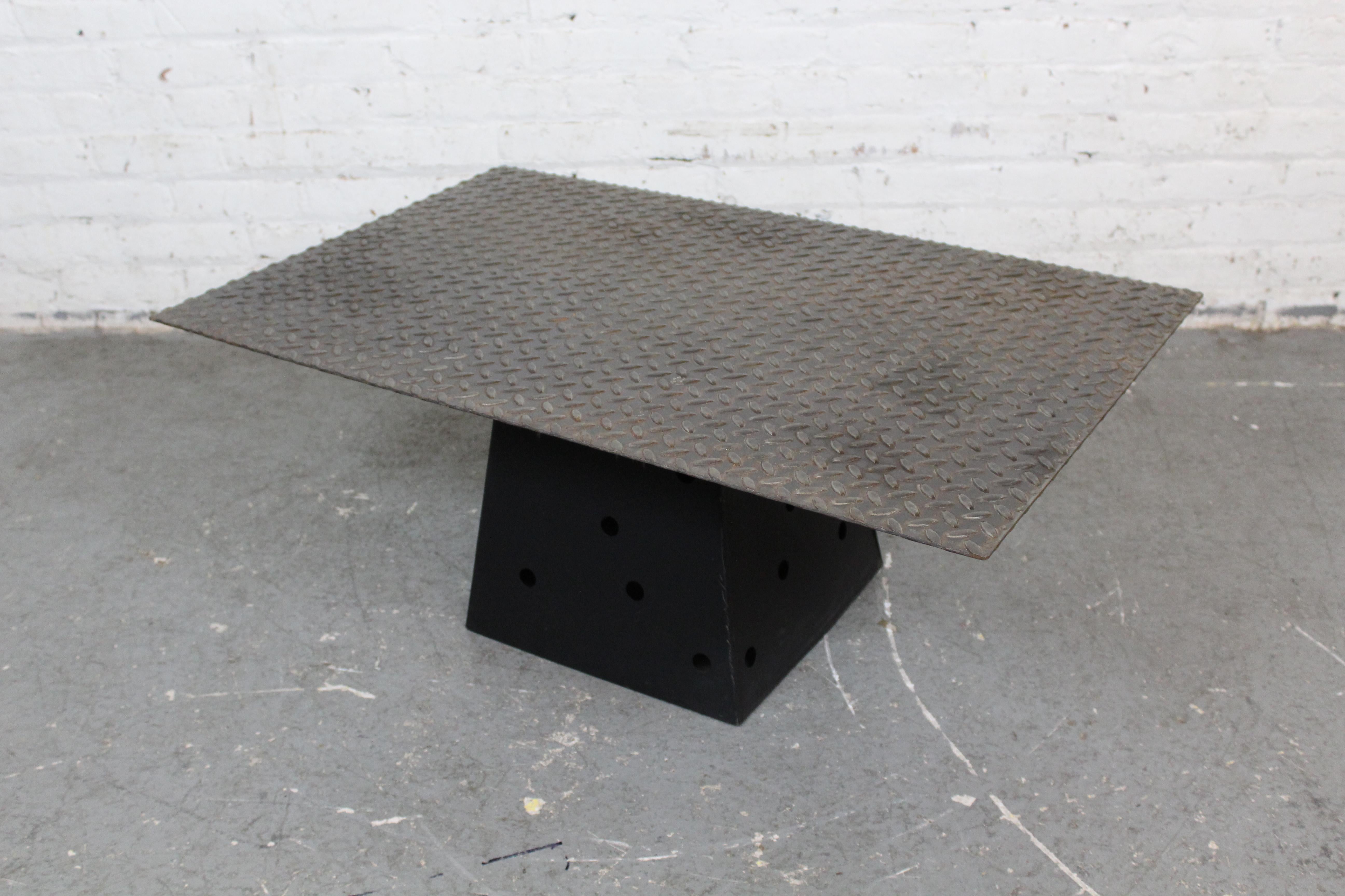 Vintage Industrial Diamond Stahl Pyramide Tisch im Angebot 2