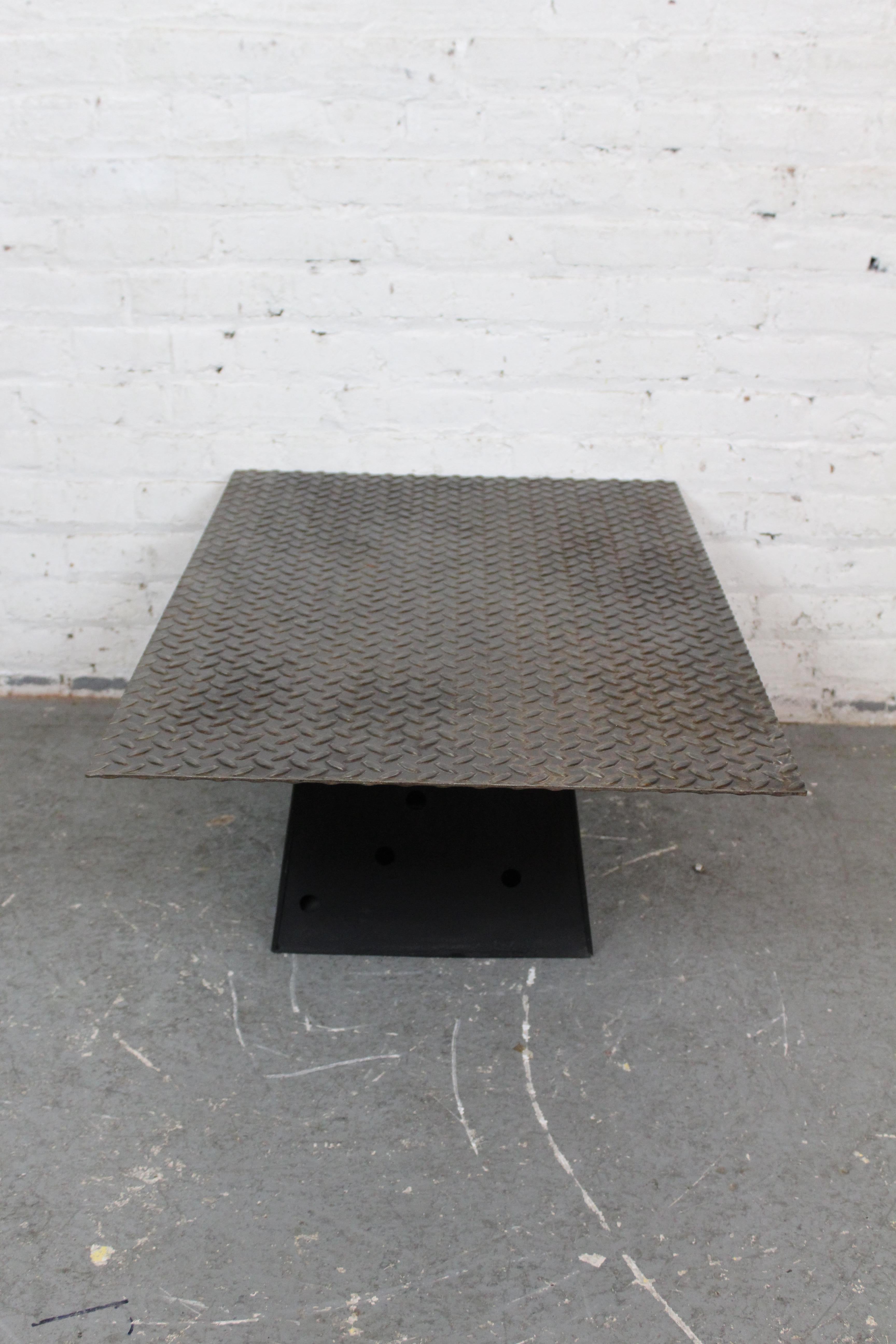 Vintage Industrial Diamond Stahl Pyramide Tisch (Industriell) im Angebot