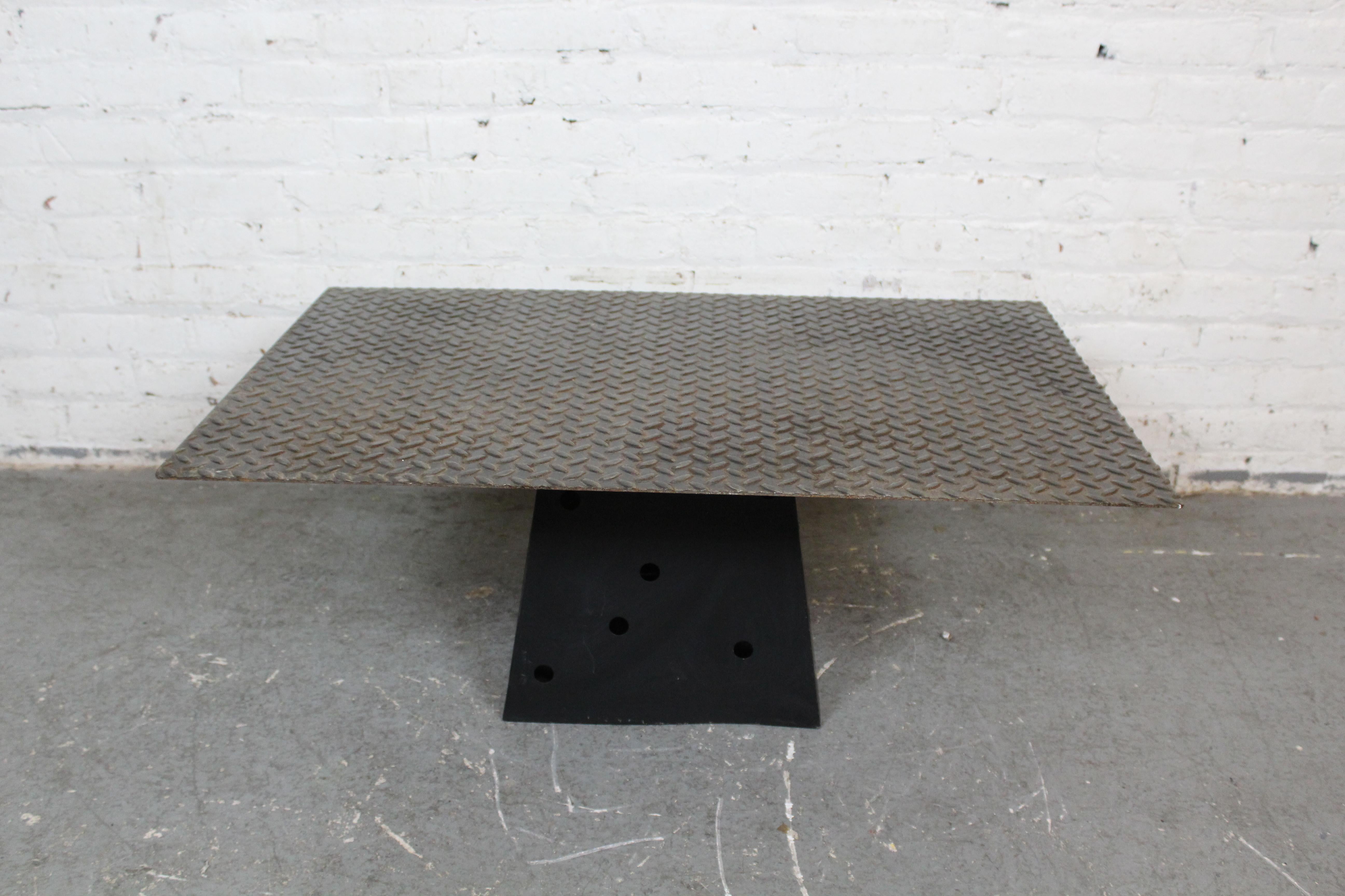 Vintage Industrial Diamond Stahl Pyramide Tisch (amerikanisch) im Angebot