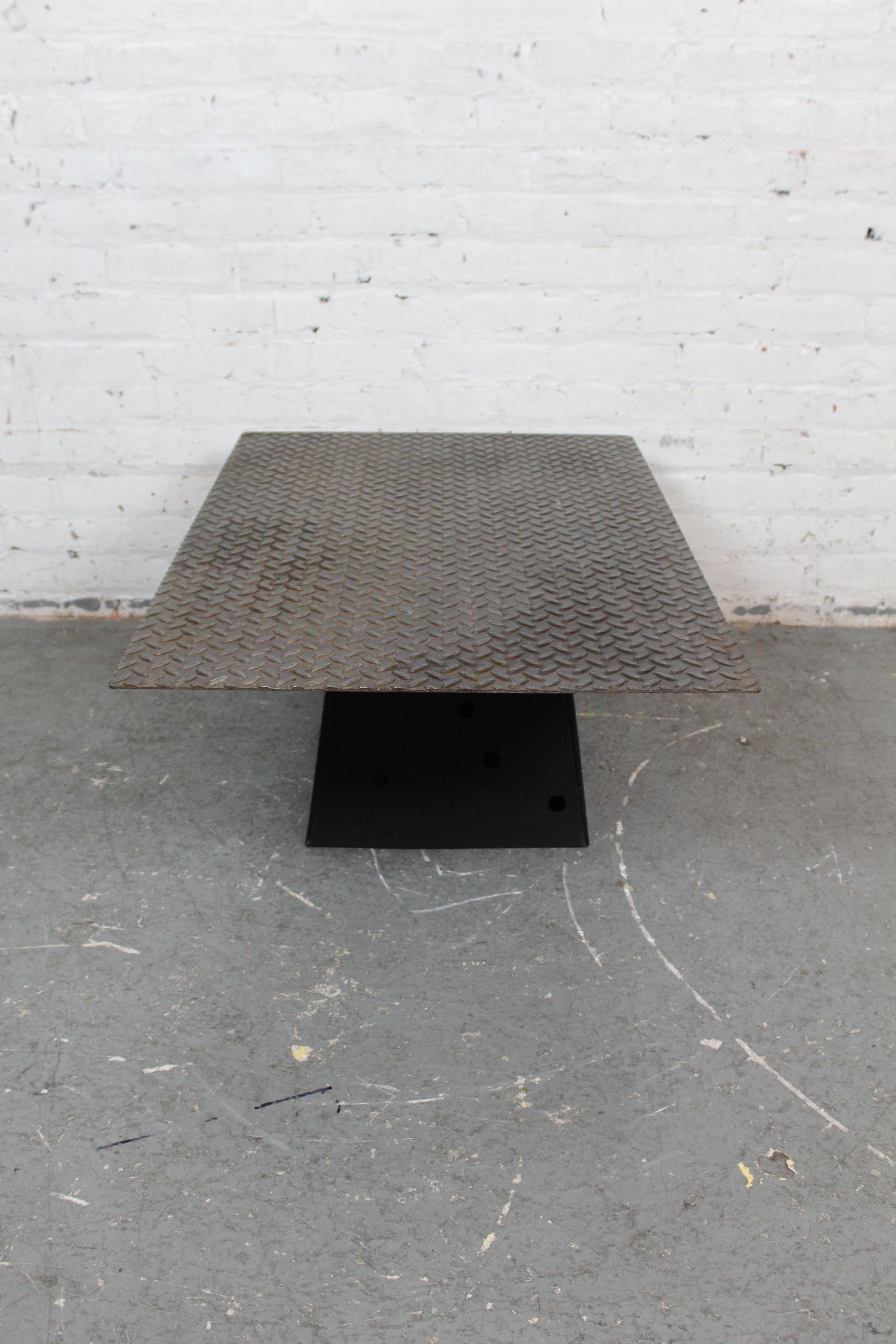 Vintage Industrial Diamond Stahl Pyramide Tisch (Gemalt) im Angebot