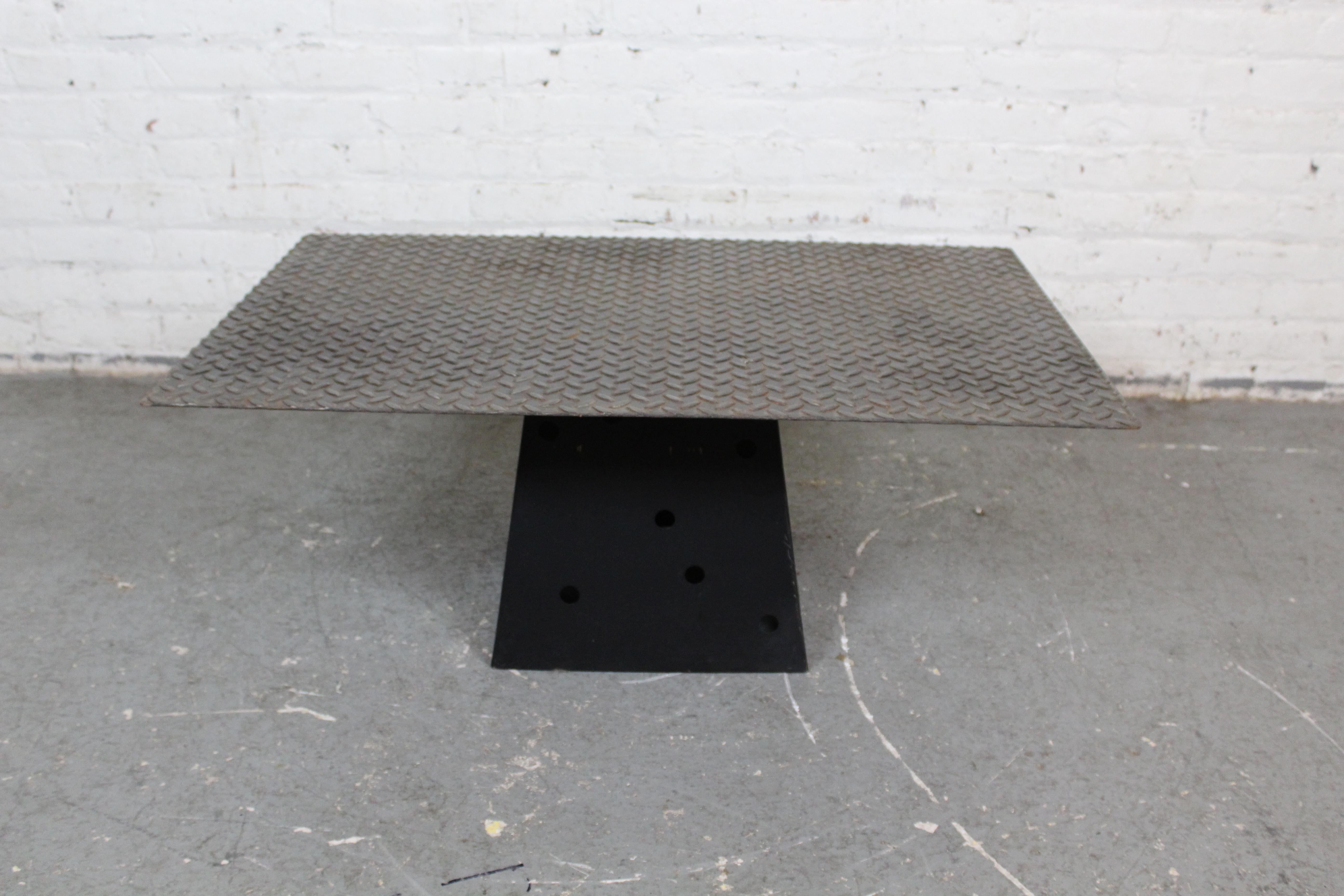 Vintage Industrial Diamond Stahl Pyramide Tisch im Zustand „Gut“ im Angebot in Brooklyn, NY