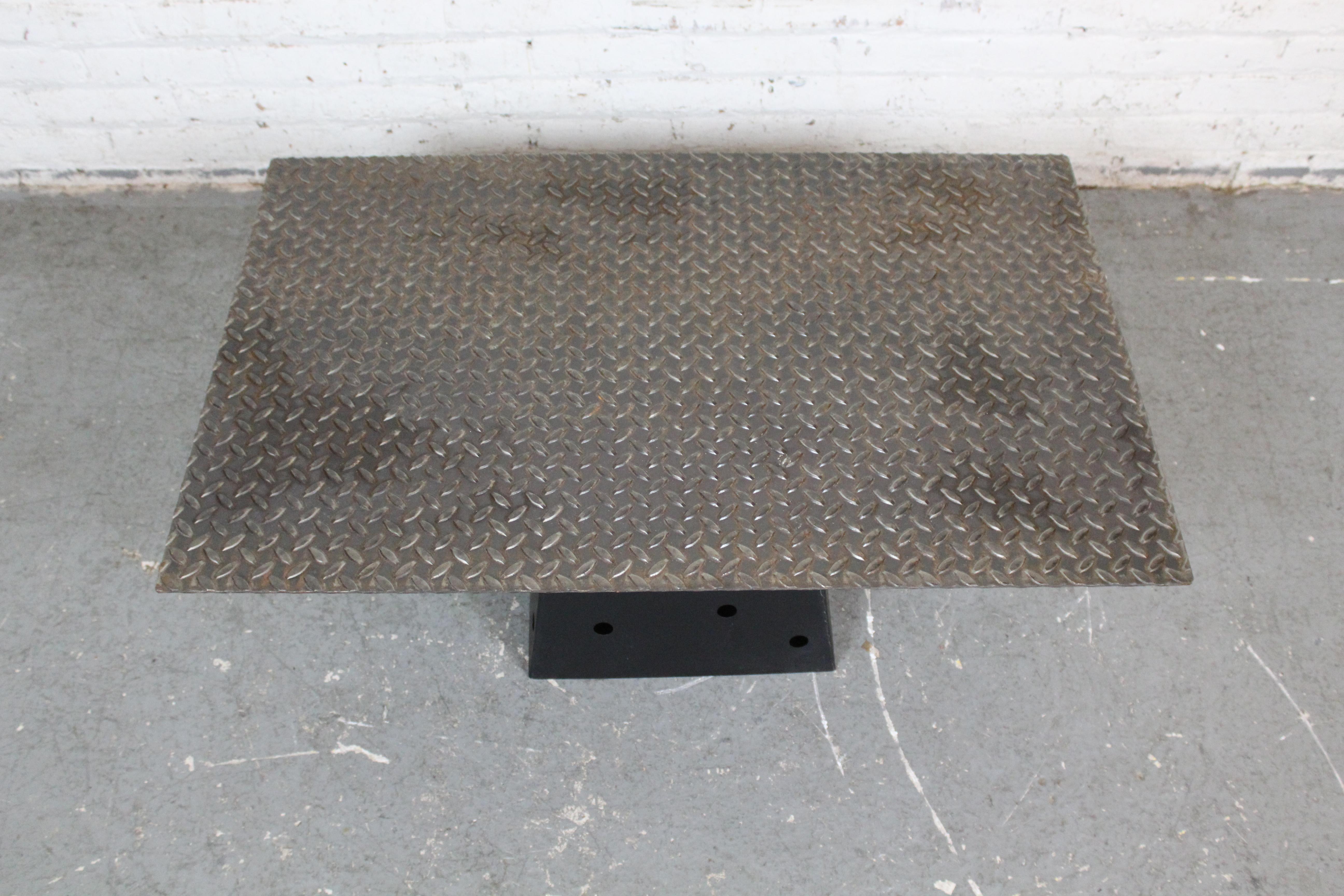Vintage Industrial Diamond Stahl Pyramide Tisch (20. Jahrhundert) im Angebot