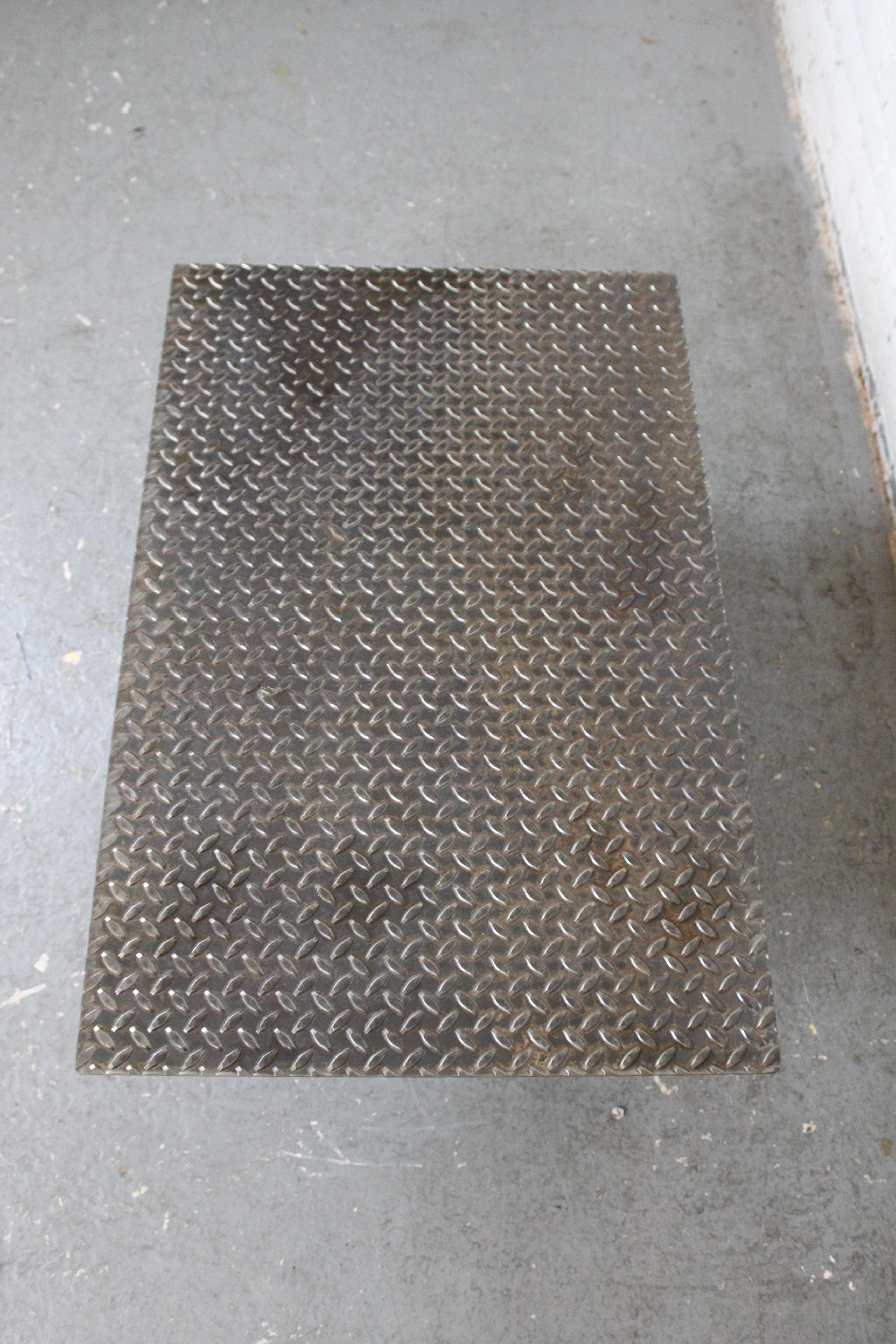 Vintage Industrial Diamond Stahl Pyramide Tisch (Metall) im Angebot