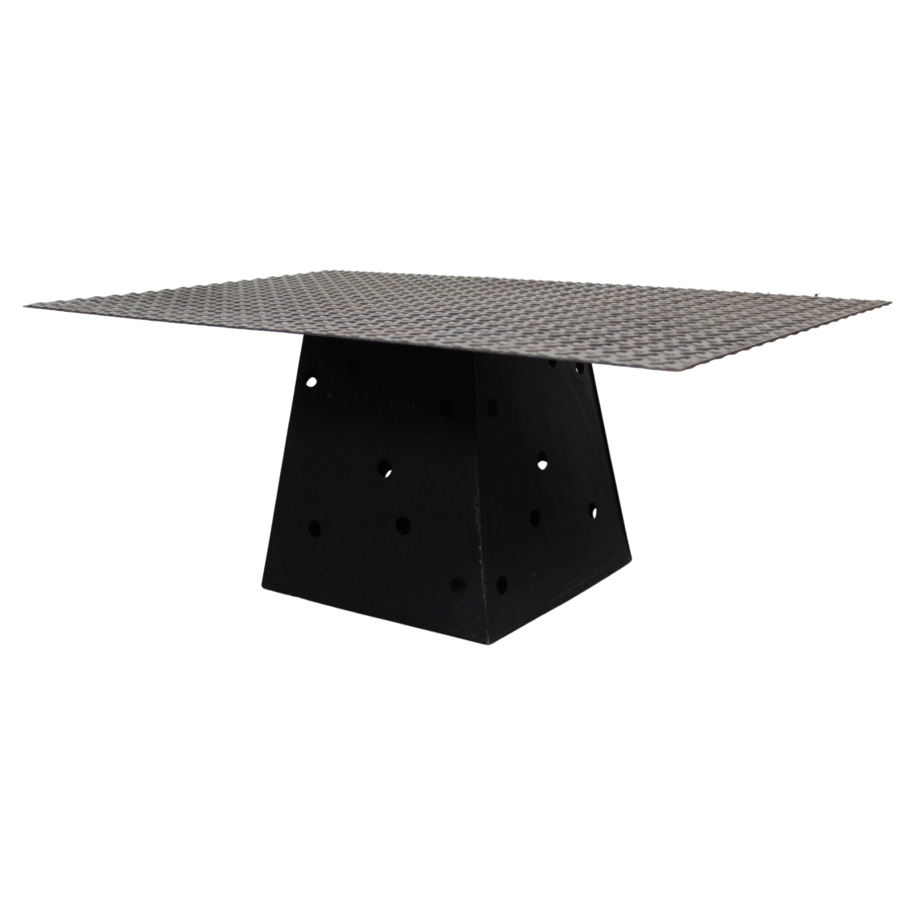 Vintage Industrial Diamond Stahl Pyramide Tisch im Angebot