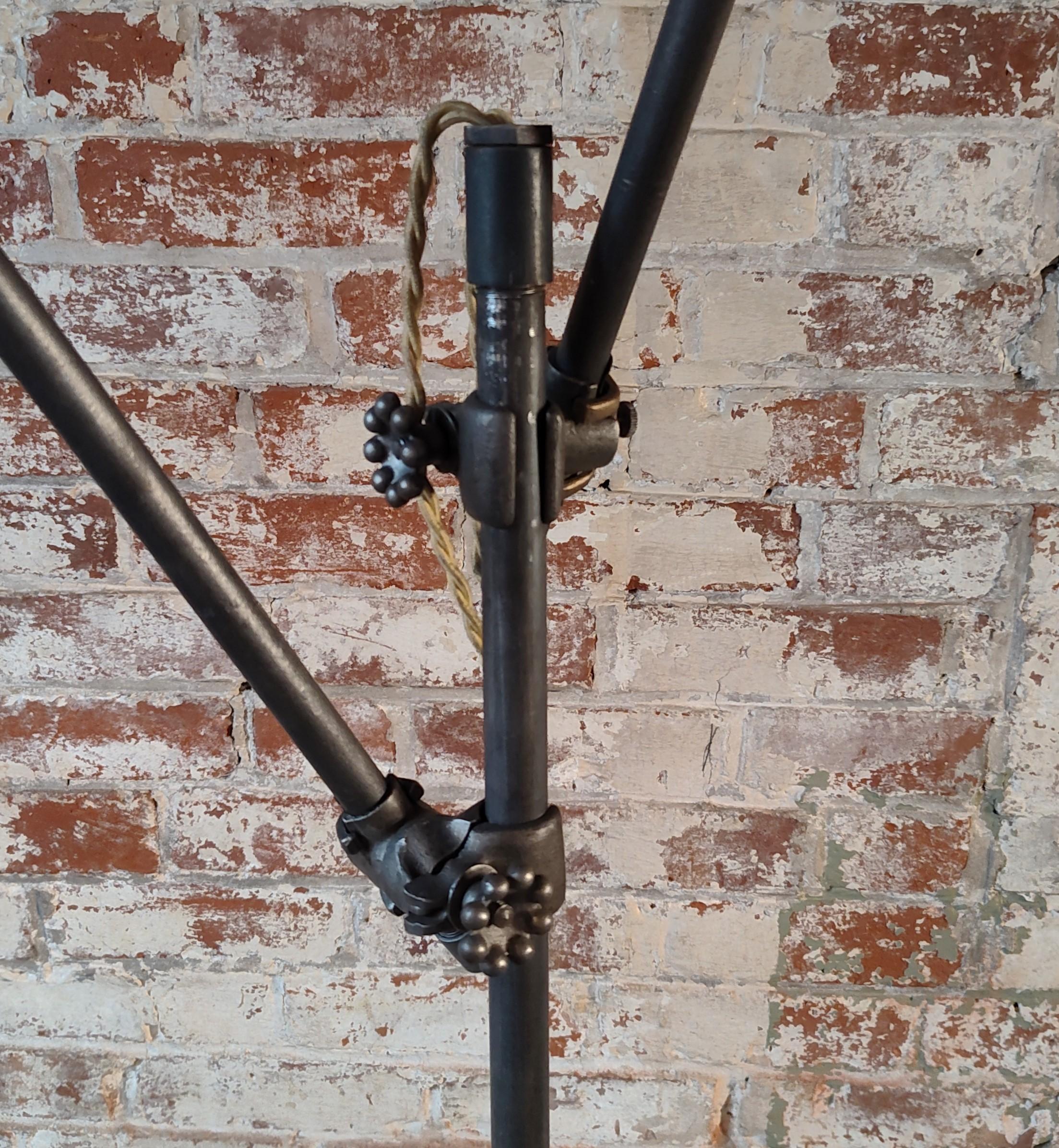 Vintage Industrial Doppelarm Stehlampe (amerikanisch) im Angebot