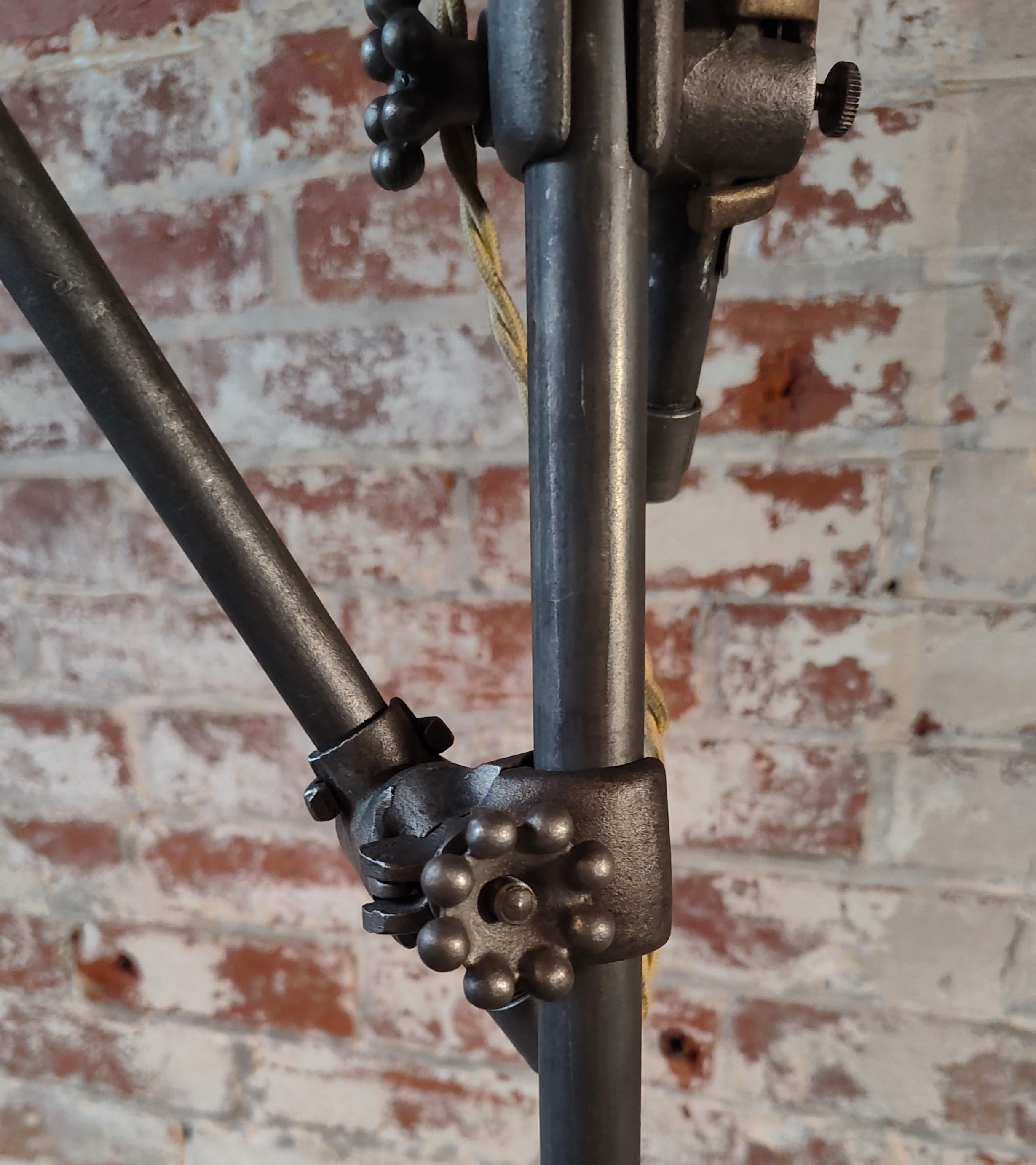 Vintage Industrial Doppelarm Stehlampe (Gegossen) im Angebot