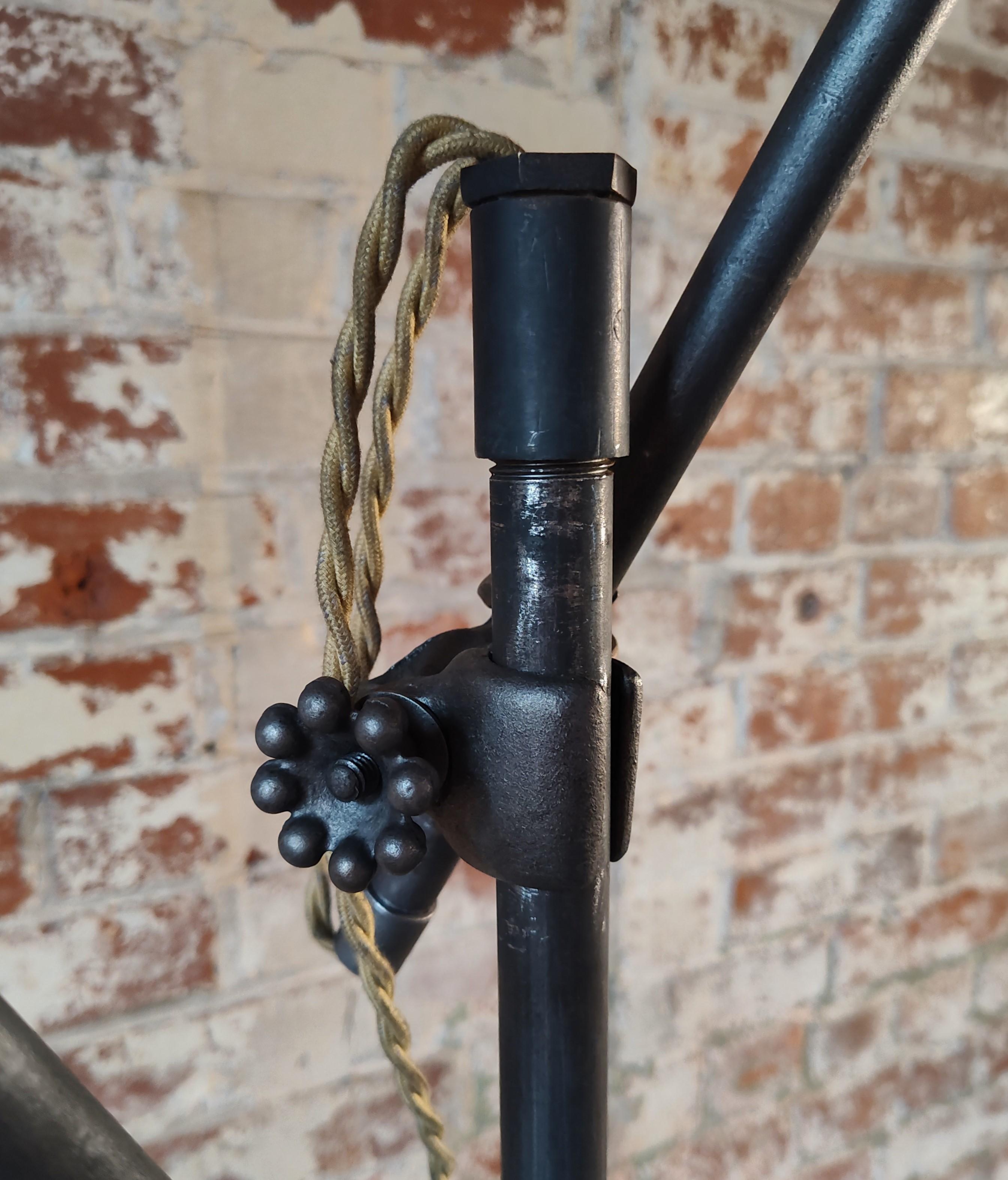 Vintage Industrial Doppelarm Stehlampe im Zustand „Gut“ im Angebot in Oakville, CT