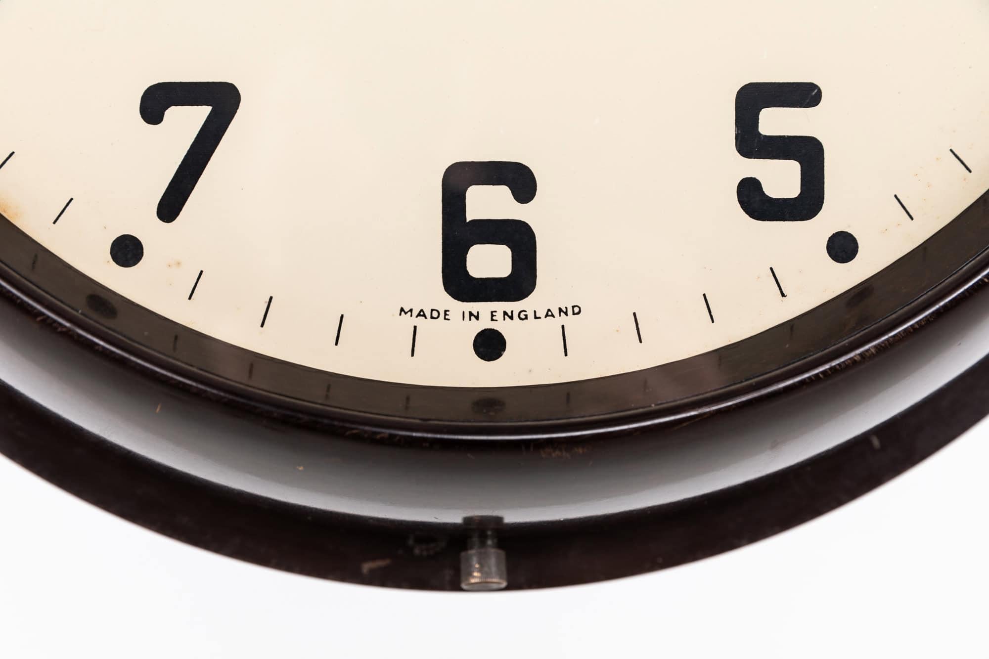 Inglese Orologio industriale d'epoca a doppia faccia in bachelite Gents of Leicester, c1940 in vendita