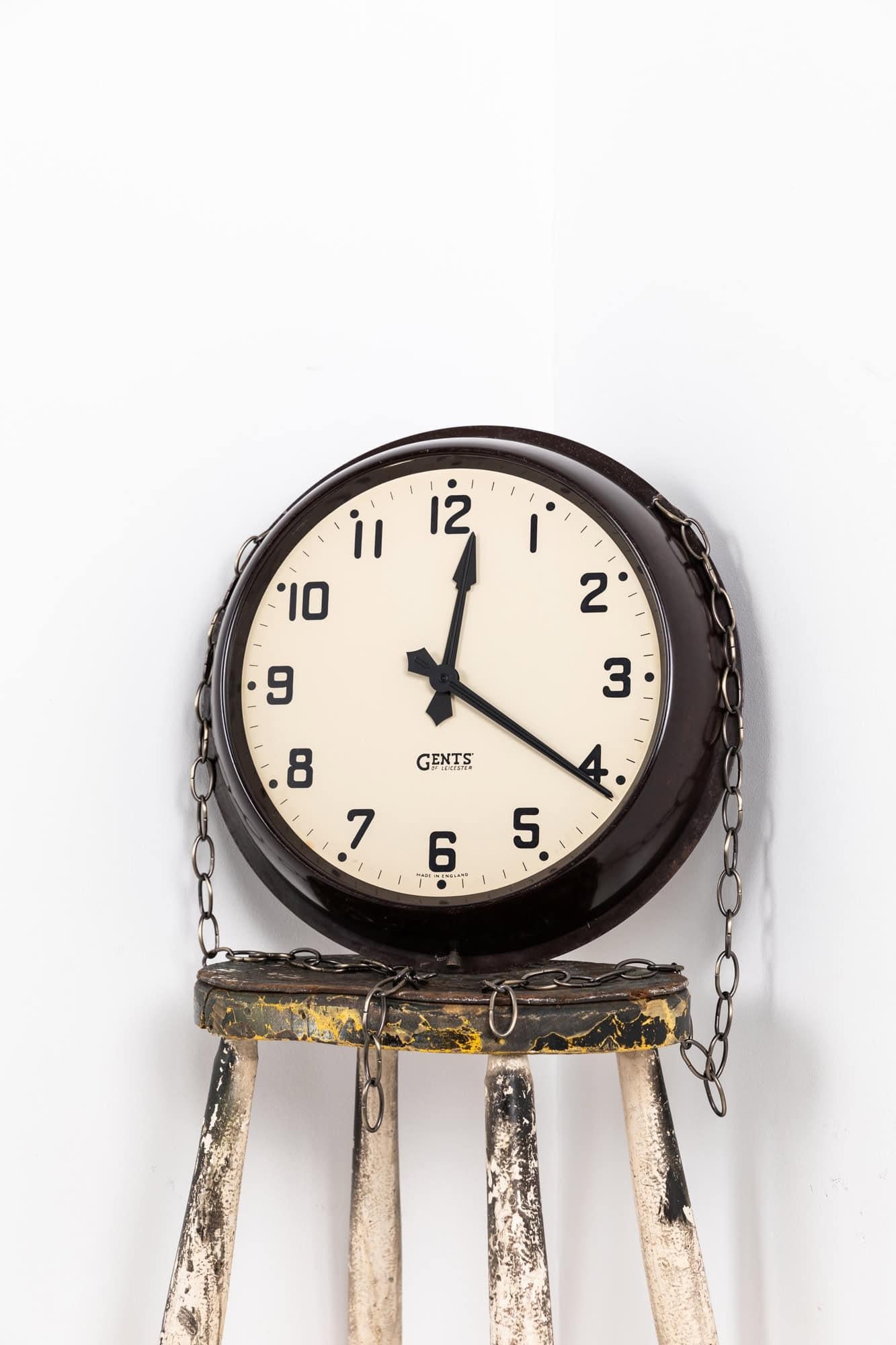 Metà XX secolo Orologio industriale d'epoca a doppia faccia in bachelite Gents of Leicester, c1940 in vendita