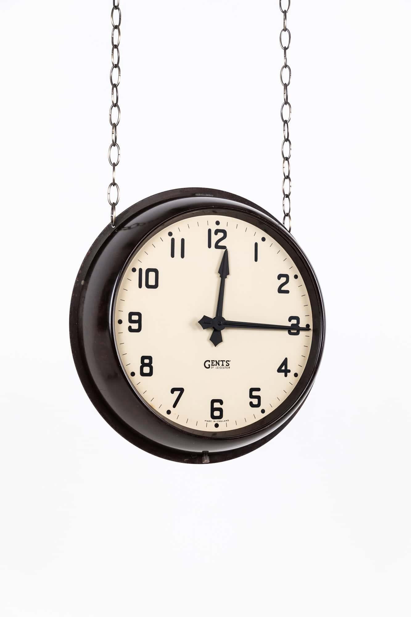 Horloge suspendue industrielle double face en bakélite Gents of Leicester, c1940