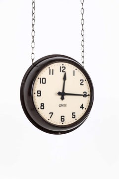 Horloge suspendue industrielle double face en bakélite Gents of Leicester, c1940