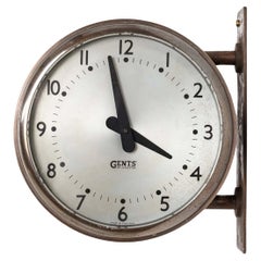 Orologio da parete industriale d'epoca a due lati in ottone Gents of Leicester, c.C. 1940