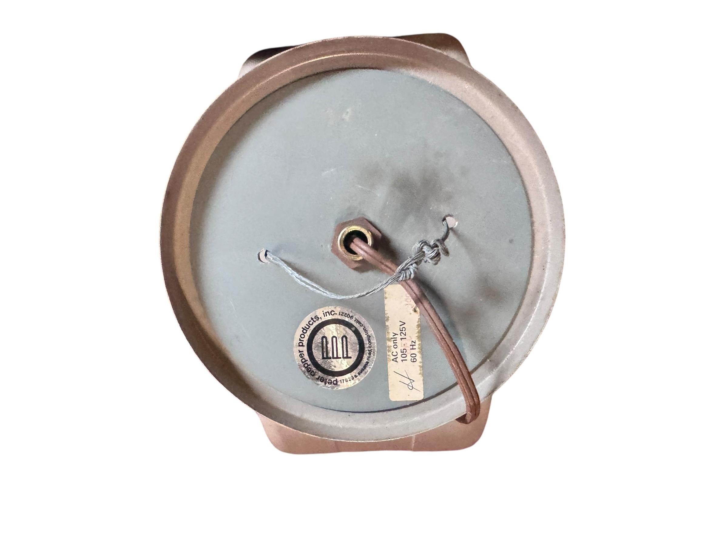 Orologio da scuola industriale d'epoca a due lati - coppia

Gli orologi hanno un corpo in metallo verniciato grigio e un coperchio in vetro trasparente. Questa coppia di pezzi unici del tempo è un arredo eclettico per il tuo spazio.

Circa metà del