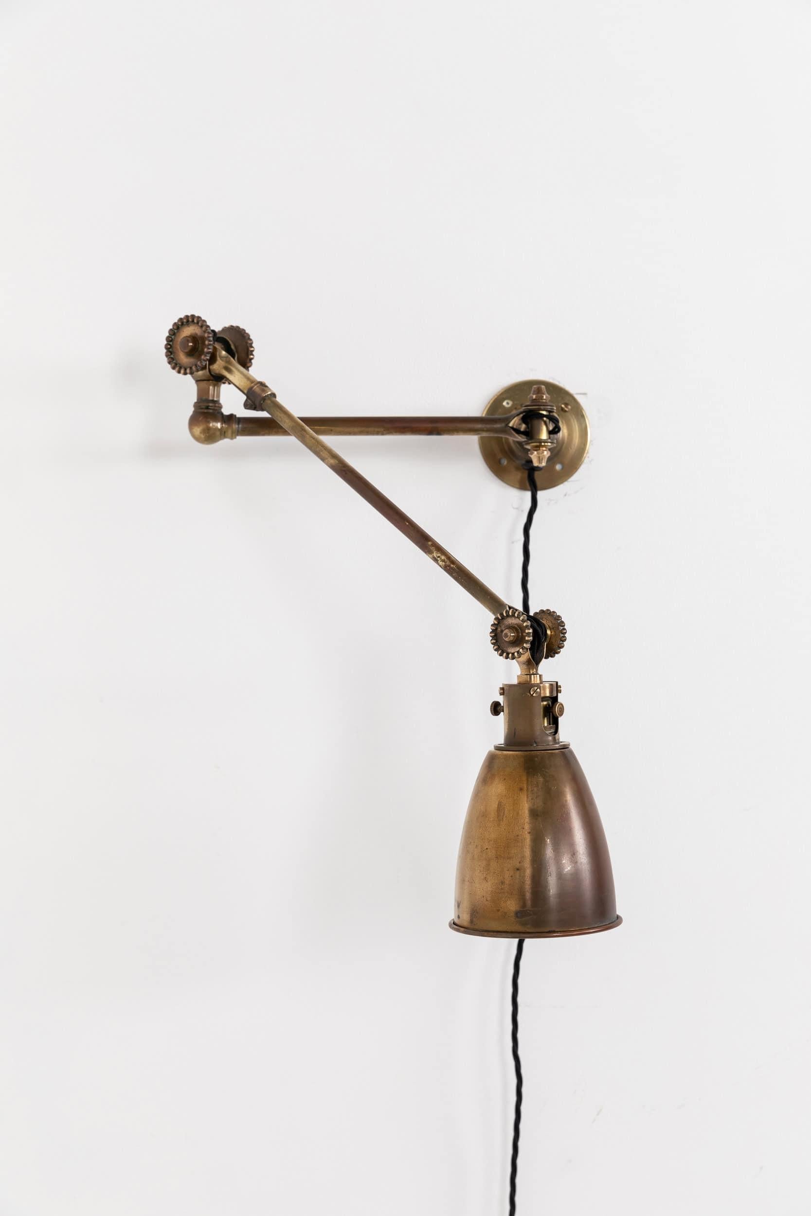 

Une élégante lampe murale en laiton de la célèbre société d'éclairage anglaise Dugdills. C.1920.

Rare exemple précoce entièrement en laiton, avec les 